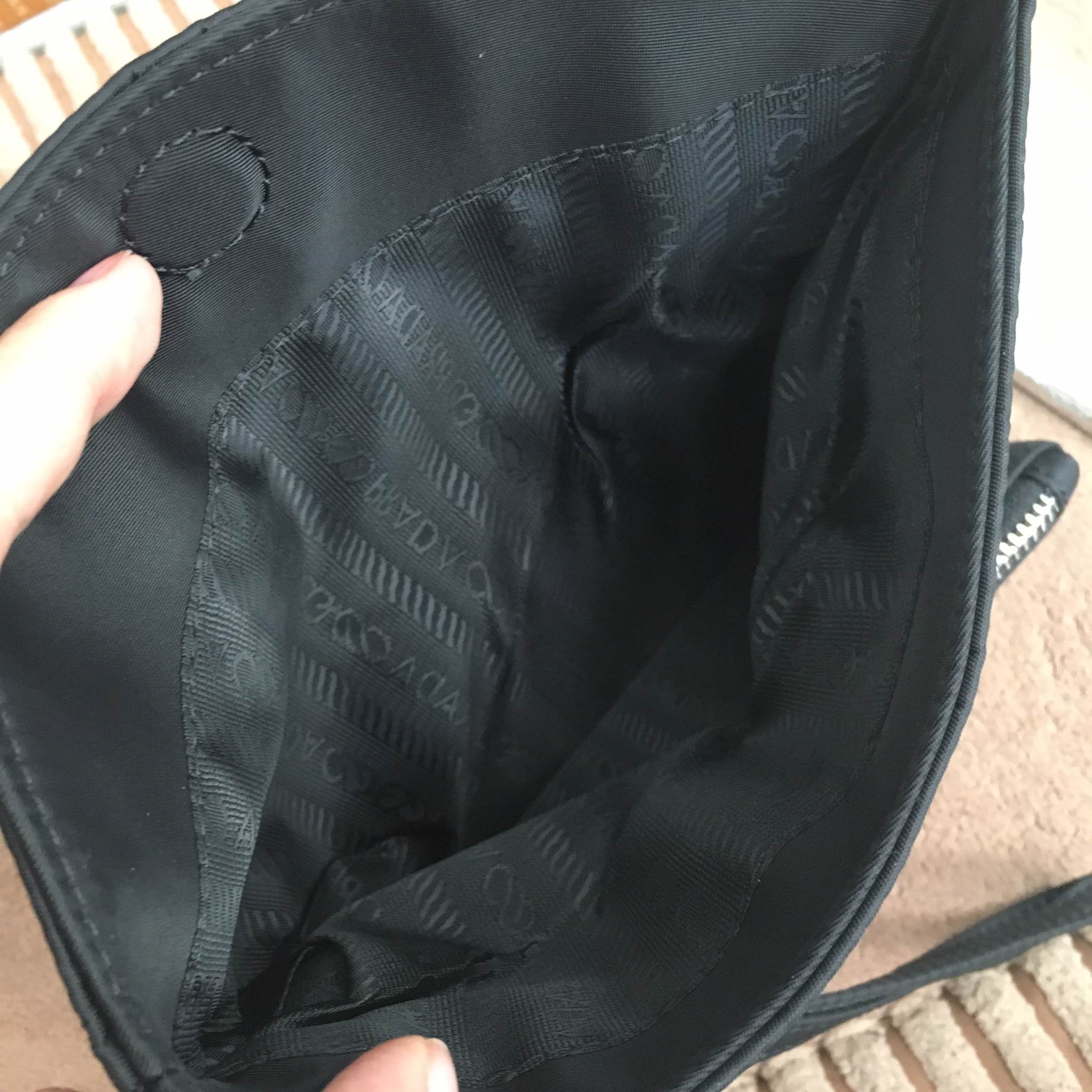 งานพรีเมี่ยมกิ้ฟ จากเคาเตอร์ต่างประเทศคะ 🐼รุ่น Limited edition ค่า ได้ กระเป๋าอเนกประสงค์ จากแบรนด์ PRADA มาค่า เป็น กระเป๋าผ้าไนล่อน ตามแบบฉบับของแบรนด์เลย หลงรักเลยคะ ใบนี้มีสายคล้องแขนให้คะ ขนาดกำลังดีคะ ตัวกระเป๋าเบามาก ใส่มือถือได้ทุกรุ่น ใช้