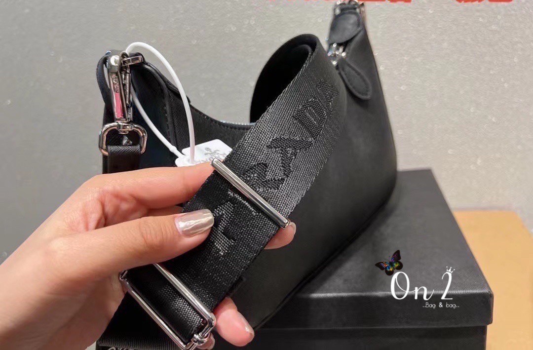 Prada Re-Edition 2005 Saffiano leather bag / PRADA COLLECTION SS22 🔥 HOTS ITEM มาเเรงสุดตอนนี้ น่ารักมากๆ สีพาสเทล สีสายฝอ มาแบบจัดเต็มมาก ถือเกร๋ๆคาเฟ่ต้องลงเเล้วล่ะเเม่ หรูหราเลยค่า ปังสุดดด