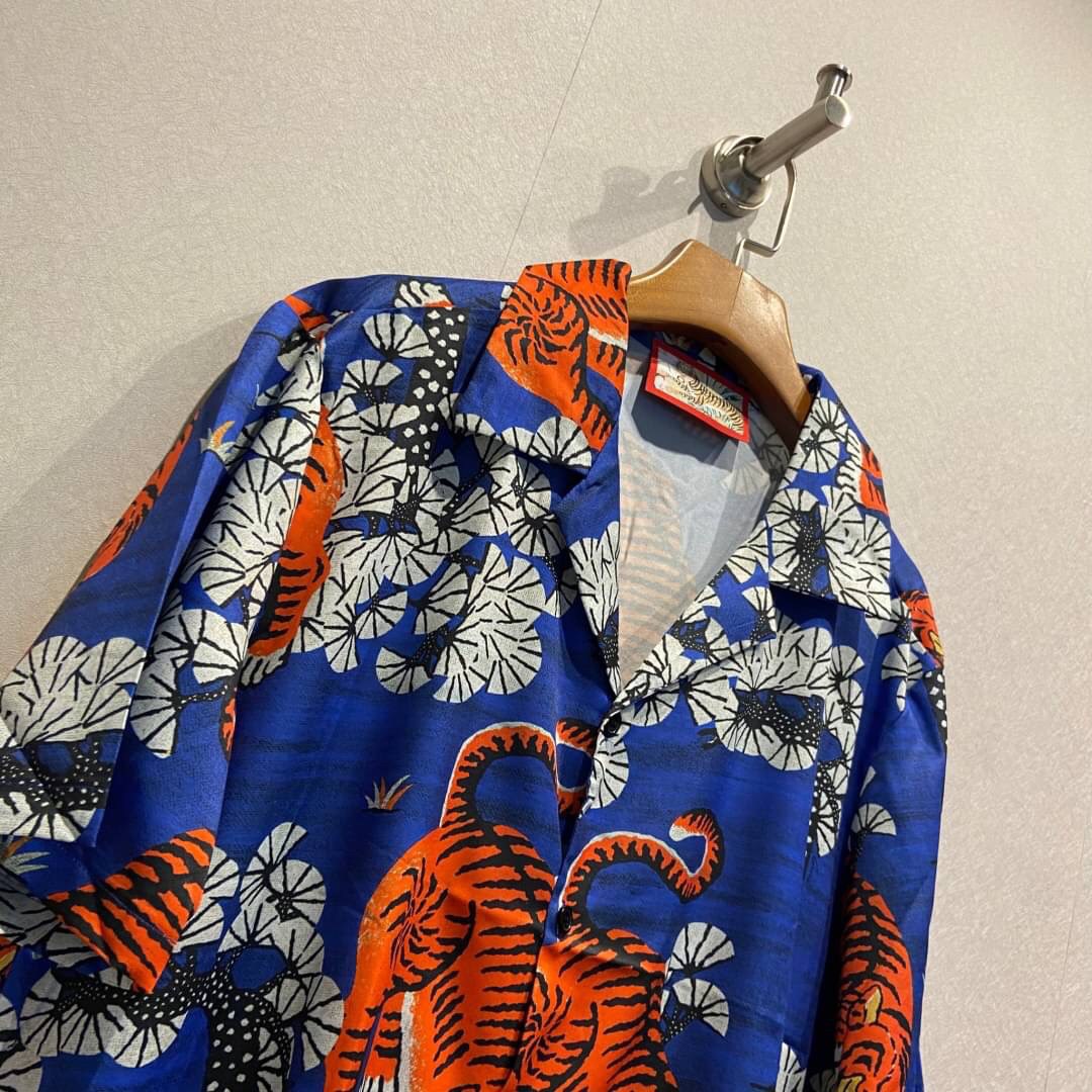 Gucci Bengal Tiger Silk bowling shirt / Gucci Men's Shirts / Gucci Shirts งานเกรดออริจินอล พิมพ์ลายคมชัด มีป้ายแท็กที่คอเสื้อทุกตัว พร้อมส่งที่ไทย ภาพสินค้าถ่ายจากงานขายจริง ใช้งานต่างประเทศได้