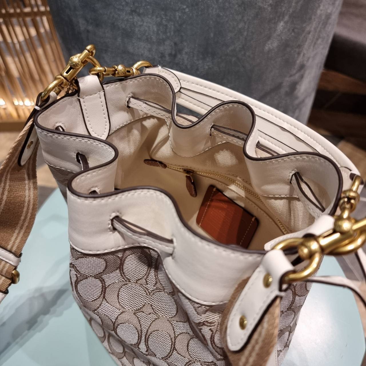 COACH C3853 FIELD BUCKET BAG IN SIGNATURE JACQUARD กระเป๋าสะพายทรงบัคเก็ต รุ่นใหม่ล่าสุด ดีไซน์ลายซิกเนเจอร์บนผ้า jacquard สวยคม เป็นเอกลักษณ์ไม่ซ้ำใคร มาพร้อมสายสะพายผ้าสปอร์ต และสายสั้นสำหรับคล้องแขนได้ สามารถรูดปิดปากกระเป๋าด้วยหนังรอบใบ เพิ่มดีเทลให้ต