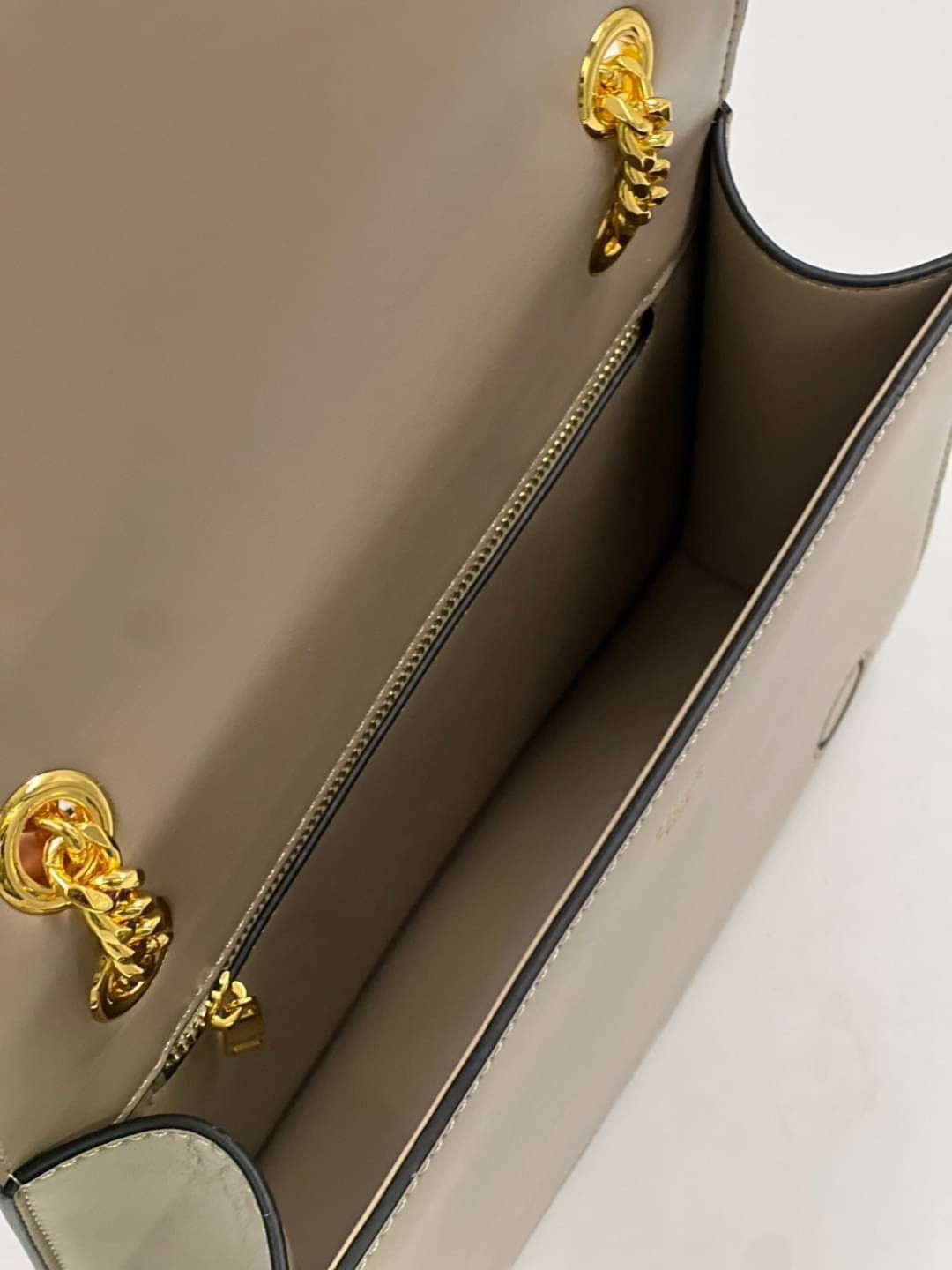 CELINE Classique Triomphe Bag in shiny / CELINE TRIOMPHE WITH CHAIN กระเป๋าสะพายทรงกล่องคล้าย Classic Box แต่มีรุ่นใหม่ออกแบบโลโก้สะดุดตาวินเทจ ด้วยดีไซน์ที่ดูโฉบเฉี่ยว