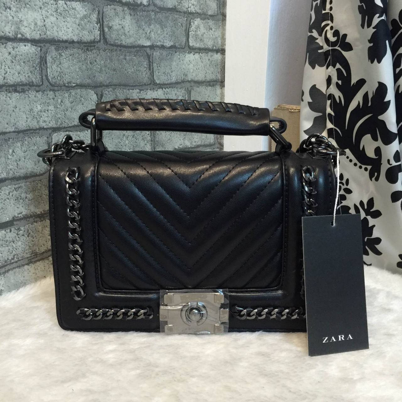 ZARA (Basic) shoulder bag กระเป๋าทรง Look like chanel ทรงกล่อง ตั้งอยู่ทรง ตัวกระเป๋าหนัง PU สวยเงา สายสะพายโซ่ต่อหนัง ความยาว 120cm ปรับได้3ระดับ ด้านหน้าแต่งขอบโซ่ถักหนัง เย็บลานแทยงทั้งหน้าและหลัง ภายในมีช่องใหญ่และช่องซิป1ช่อง เปิดปิดด้วยตัวล๊อคสุดเก๋