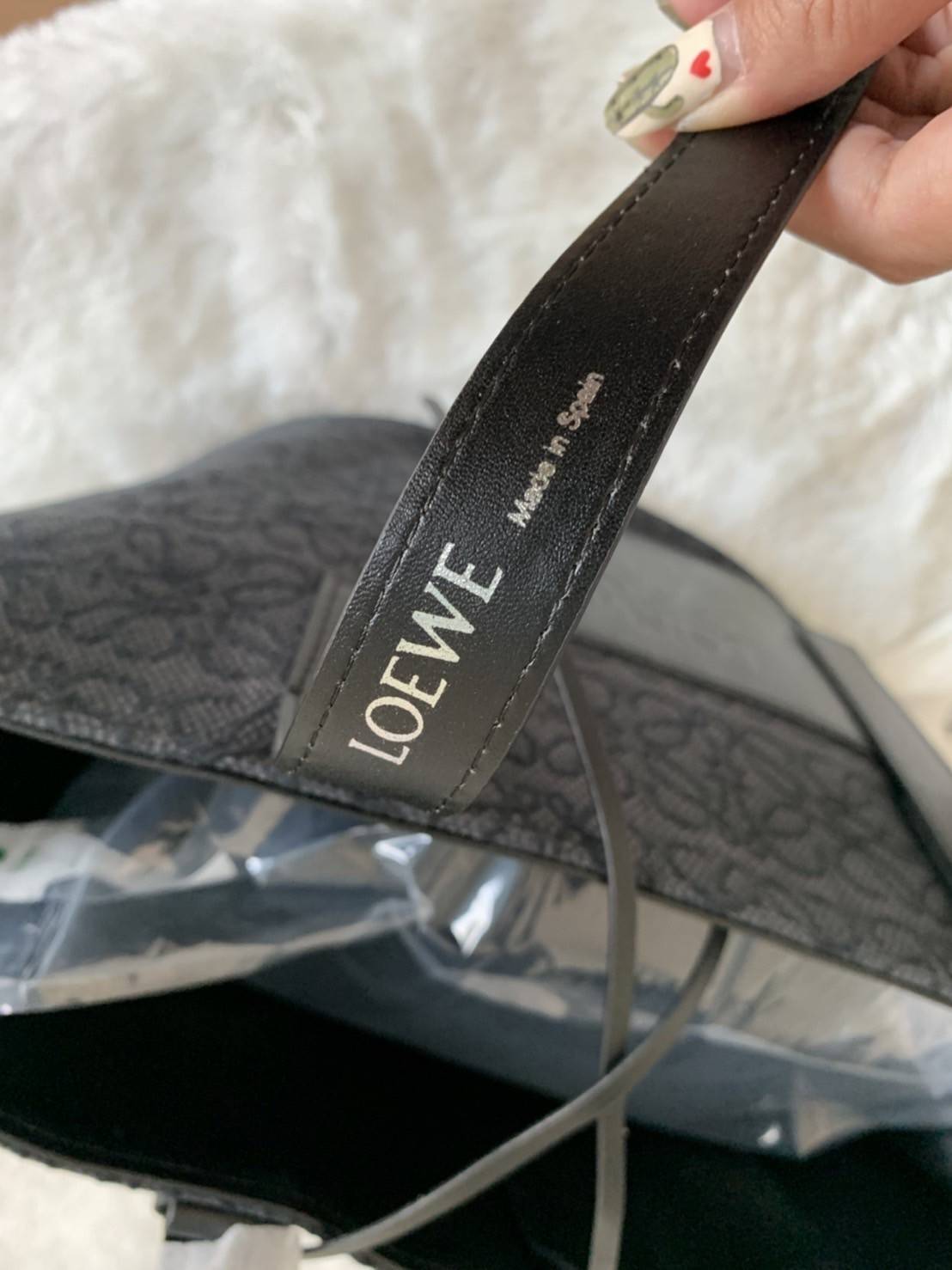 LOEWE Canvas Elephant Bag In Anagram Print คอลเลคชั่นใหม่ล่าสุด ดีไซน์รูปน้องช้าง น่ารักมากมาย งานแบรนด์หรูจาก โลเอเว่ (LOEWE) คงความเอกลักษณ์ด้วยวัสดุ Anagram Canvas Jacquard Fabric ผสมผสานหนังแท้ Calfskin ลงตัวสุดคลาสสิค ด้านในโลงกว้าง จุของได้เยอะเลยค่