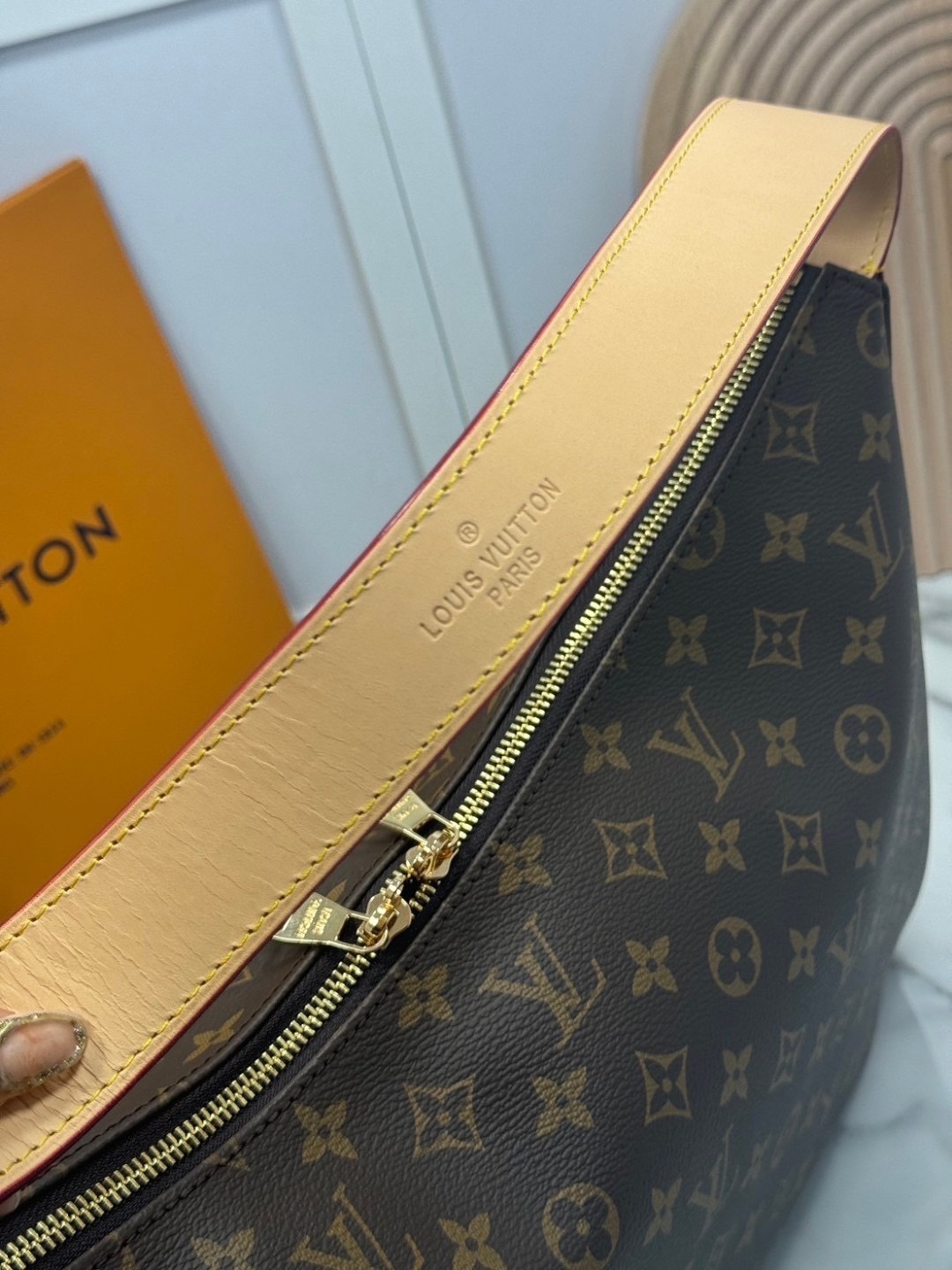 LV Slouchy MM Hobo bag 40 cm กระเป๋าถือ/สะพายไหล่ทรงโฮโบรุ่นใหม่ โดดเด่นด้วยรูปทรงอันเป็นเอกลักษณ์ เหมาะสำหรับพกพาเดินทางและใช้งานทุกวัน ลาย Monogram แคนวาสสุดไอคอนิก เสริมความสง่างามด้วยอะไหล่สีทอง งานจริงสวยมาก แนะนำค่ะ