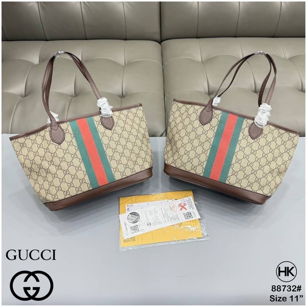 GUCCI Ophidia Small Tote Bag กระเป๋าทรงโท้ทขนาดกำลังสวย ใช้งานง่าย โดดเด่นด้วยลายคาดสีเขียวแดงเป็นเอกลักษณ์แบรนด์ สวยเรียบหรู คลาสสิคไม่มีเบื่อ ภายในโล่งกว้าง ใช้สะพายเป็น everyday bag เหมาะมากๆ