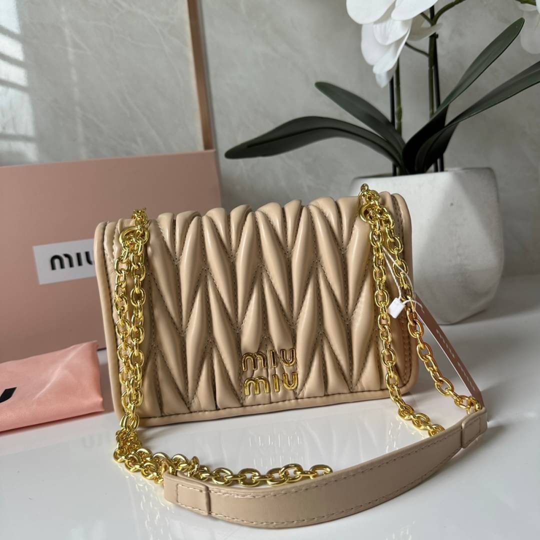 Miu Miu Matelassé Nappa Leather Mini Bag / Miu Miu Woman’S Bag Chain Mini bag กระเป๋ามินิรูปทรงสี่เหลี่ยมวัสดุหนังNappa มีความนุ่มมือและเงางาม