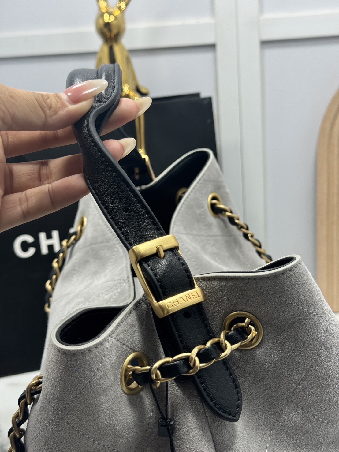 ORI หนังแท้ | CHANEL Shopping Bag 25A Suede Bag กระเป๋าช้อปปิ้งทรงโท้ทหนังกลับสีทูโทน ในคอล Métiers Dart 2024/25 ดีไซน์ใหม่หนังกำมะหยี่โทนเทา ใช้งานง่าย สวยหรูดูแพง