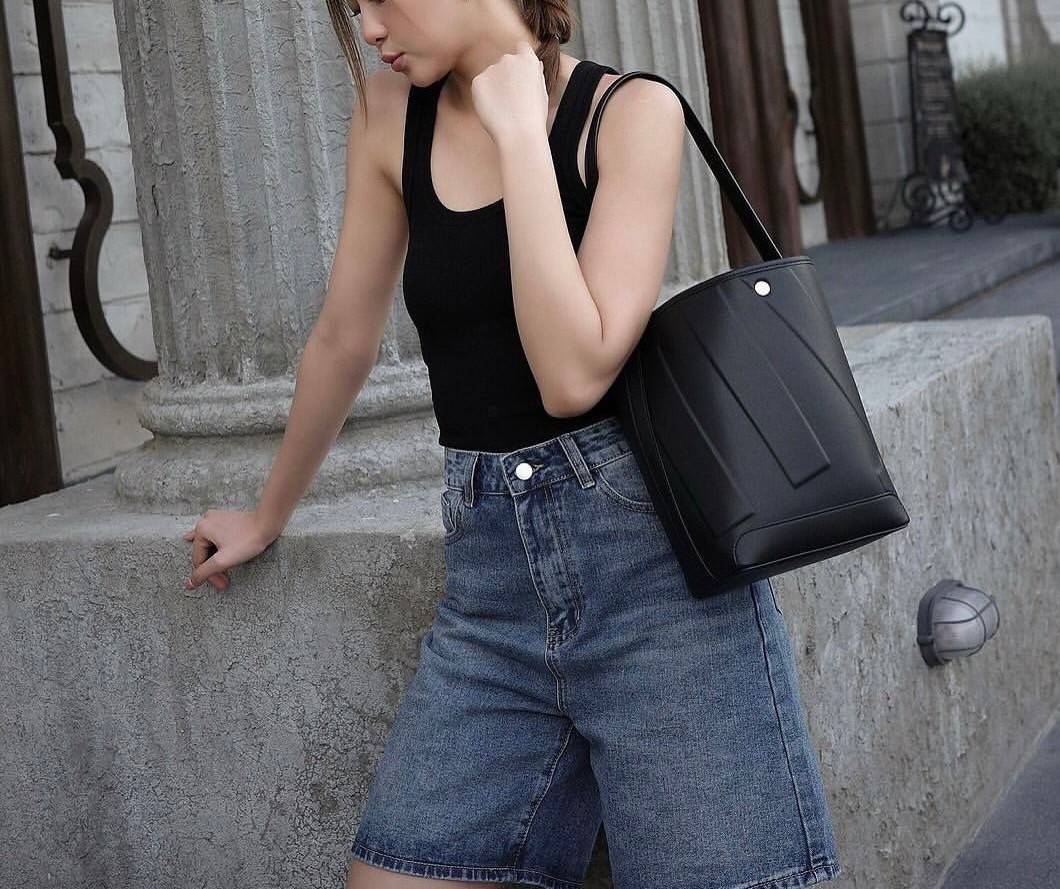 Rally The Bag Whisper กระเป๋าทรงบัคเก็ตงานหนังรุ่นใหม่ ฮอทติดลมบน มาแรงสะพายกันทั่วบ้านทั่วเมือง สายแบกสายขนห้ามพลาดจุของได้เยอะ รุ่นหนังผิวสัมผัสนิ่มมือ ทนทานและจุสิ่งของได้ครบครัน