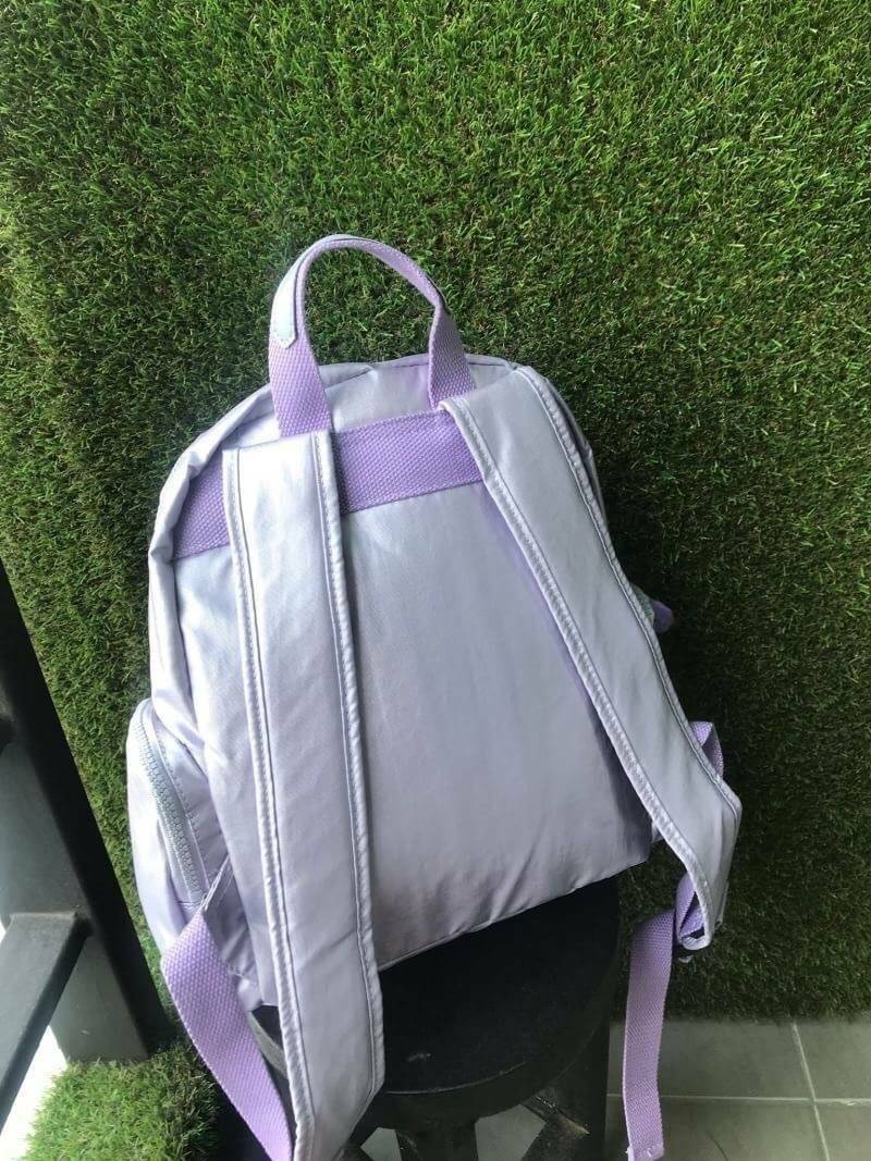 Kipling Matta Small Metallic Backpack กระเป๋าเป้ขนาดกำลังดี วัสดุไนล่อนเคลือบกันน้ำ มีน้ำหนักเบา มีช่องเก็บของหลายช่อง แบ่งเป็นช่องด้านหน้า 2 ช่องและด้านข้างอีก 2 ช่อง ช่องใหญ่ปิดเปิดด้วยซิปคู่ภายในมีช่องซิป ช่องใส่ของจุกจิกและสายห้อยพวงกุญแจ ด้านหน้าประด