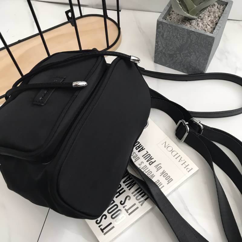 Parfois Bucket backpack กระเป๋าเป้ ถอดสายได้ มีสายสั้นให้สามารถถือ หรือสะพายข้างก้อได้ค่า ดีไซน์เกร๋มาก สีดำสวยมาก chic สุดๆ รุ่นนี้ รูปแบบน่ารัก แอบเก๋ด้วยดีไซด์ของตัวกระเป๋า ด้านหน้ามีช่องเก็บของ และที่มัดสายกระเป๋า ภายในมีช่องเก็บของจุกจิกได้ ใบจริงสวย