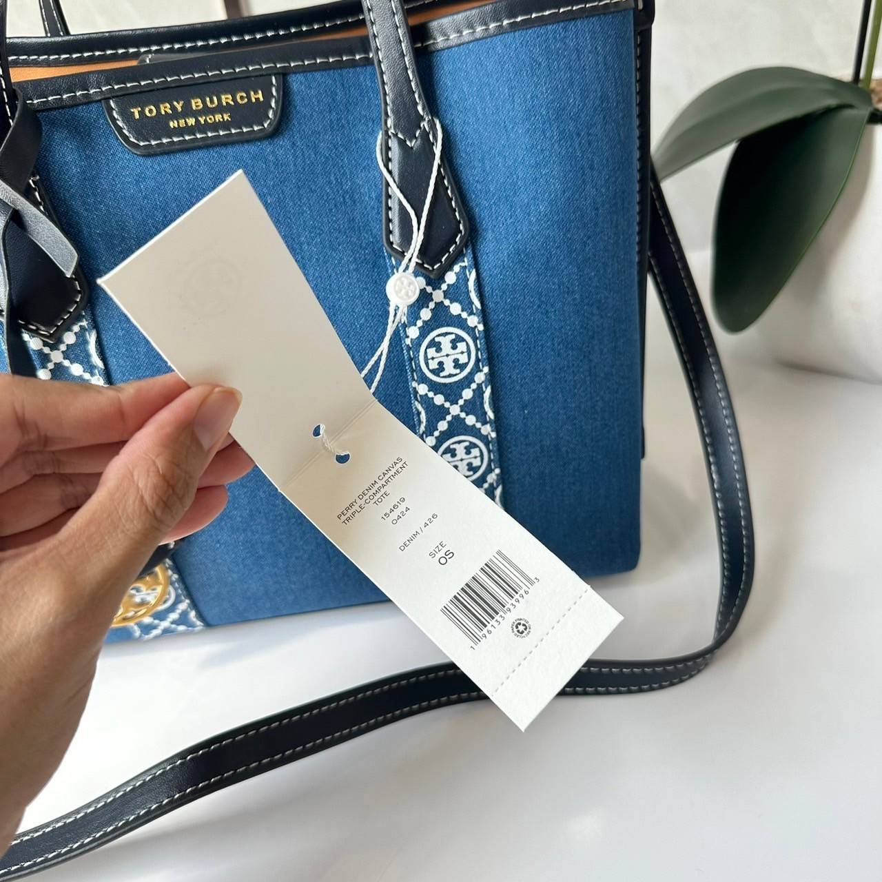 TORY BURCH PERRY DENIM TRIPLE-COMPARTMENT SMALL TOTE BAG กระเป๋าคล้องแขนและสะพายไหล่ทรงโท้ท คอลเลคชั่นใหม่ล่าสุด สวยหรู ลุคคุณนาย
