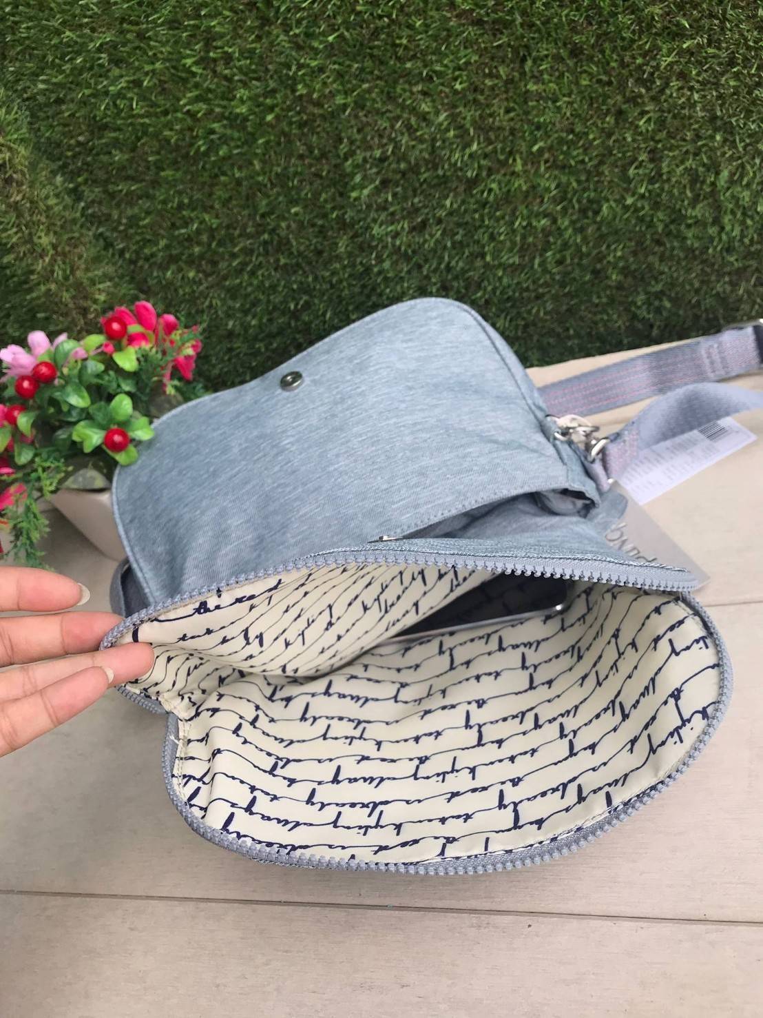 Kipling Basic Plus Earthbeat S Crossbody bag กระเป๋าสะพายทรงครอสบอดี้ สามารถสะพายได้ทั้งสายคู่และสายเดี่ยว มีดีเทลที่ฝาหน้ามีช่องซิปซ่อนทรงลึกและด้านหลังมีอีก1ช่อง ช่องหลักเปิดปิด2ชั้นด้วยกระดุมแม่เหล็กและซิปเดียวใช้งานง่าย ภายในใส่ได้ทั้งมินิไอแพด กระเป๋