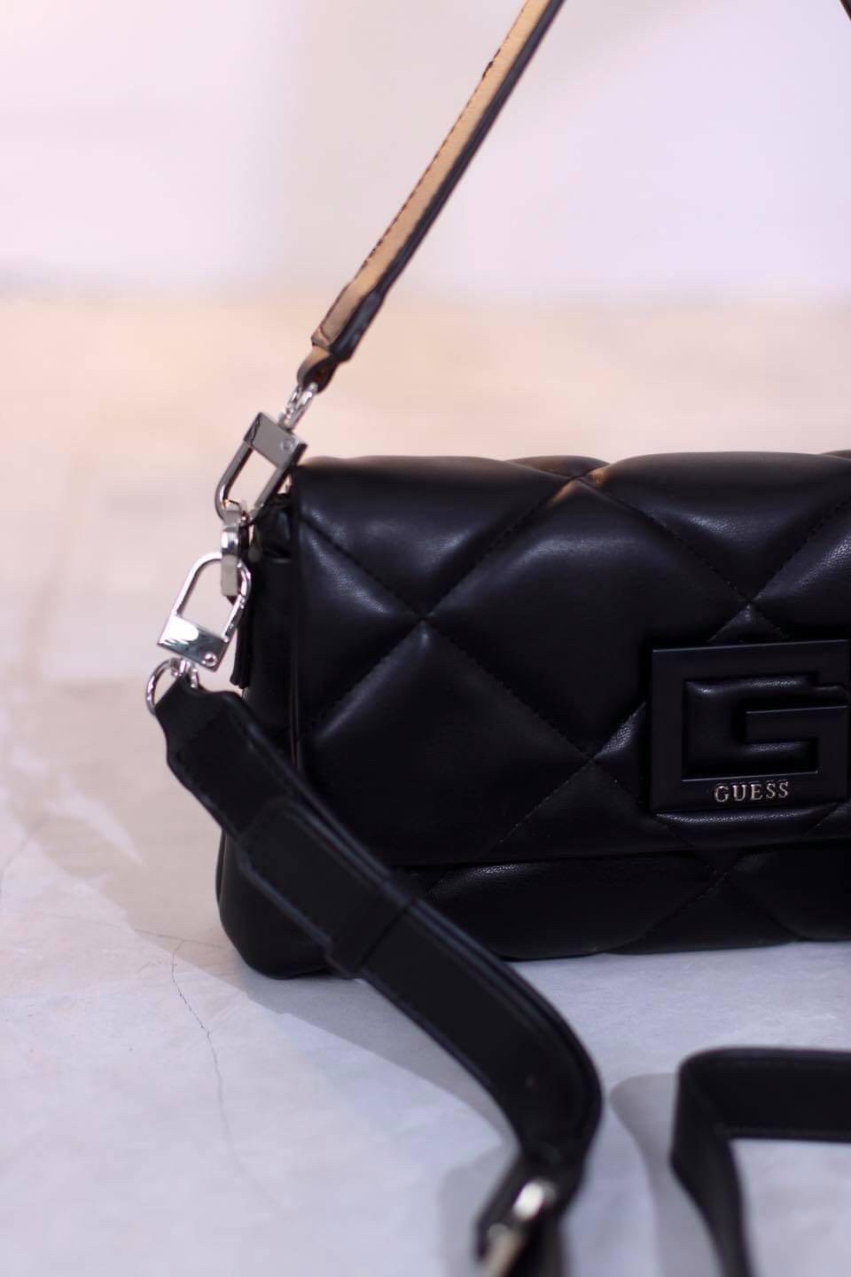 New Collection!! Guess woman’s Bag กระเป๋าสะพายรุ่นใหม่ล่าสุด รุ่นยอดนิยมสวยอยู่ทรง วัสดุหนังนิ่ม น้ำหนักเบา ด้านหน้าประดับด้วยโลโก้แบรนด์สวยโดดเด่น