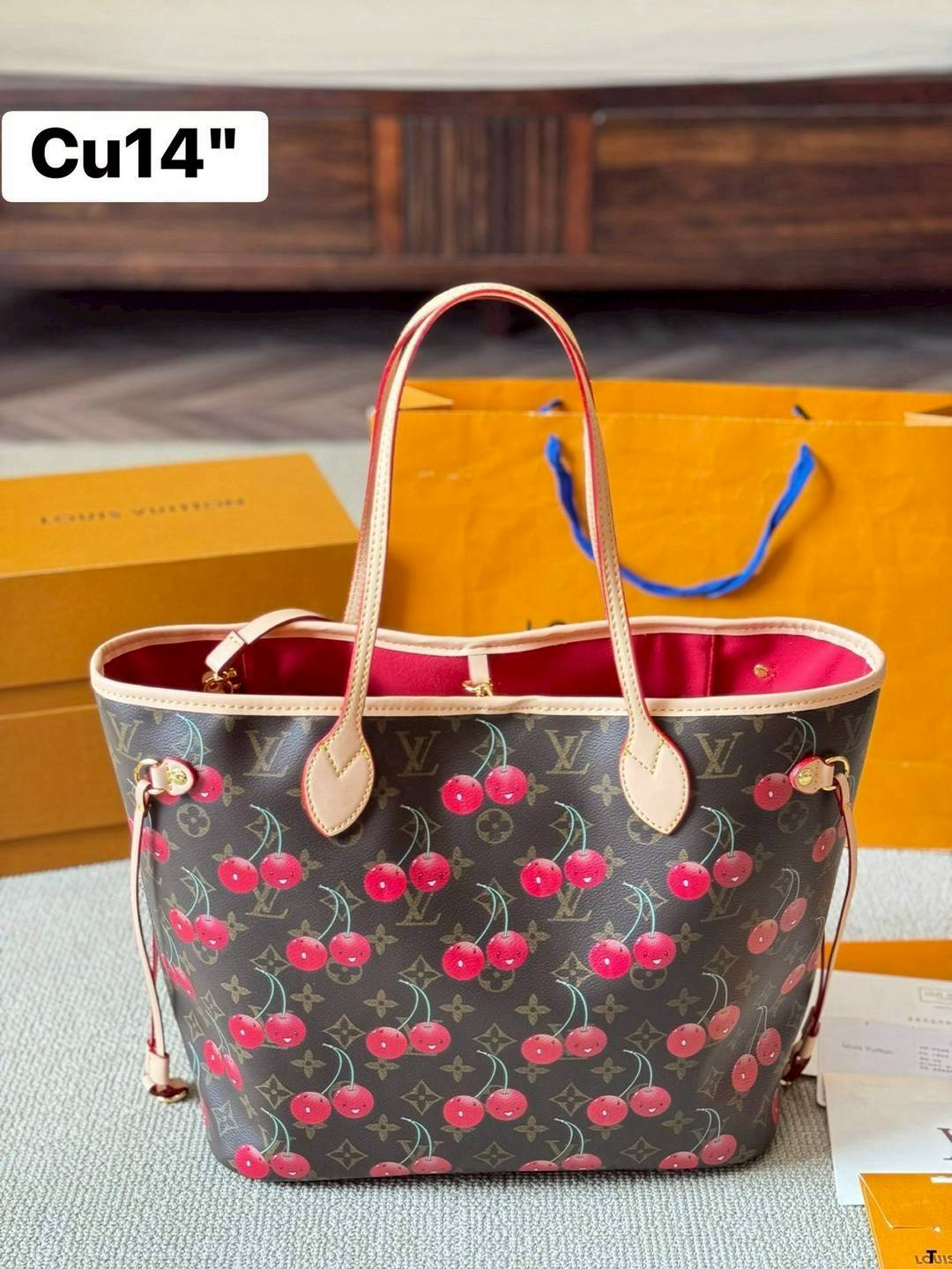LV x TM Neverfull MM Bag Monogram cherry canvas กระเป๋าสะพายทรงโท้ท ปรับลุคให้มีชีวิตชีวาตกแต่งดีเทลลายเชอร์รี่สีสันสดใส เสริมลุคเรียบหรูเหนือกาลเวลาสมบูรณ์แบบ