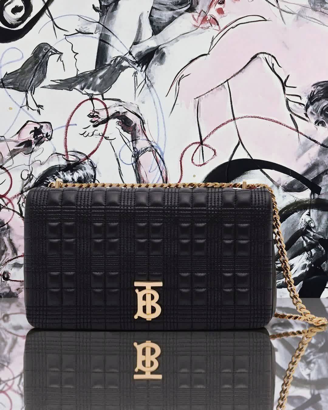 Rare items! รุ่นนี้ที่รอคอย BURBERRY FRAGRANCES QUITED LAMBSKIN BAG หนังแท้ Lambskin นิ่มสวยหรูดูดี เปิดปิดด้วยฝาปิดสัญลักษณ์รูปตัวB ภายในโล่งกว้าง ใส่มือถือ กระเป๋าสตางค์ได้ มาพร้อมสายสะพายโซ่ทองต่อหนังรองบ่าสามารถซ้อนสายสั้นสะพายไหล่ได้ หรือใช้สายยาว Cr