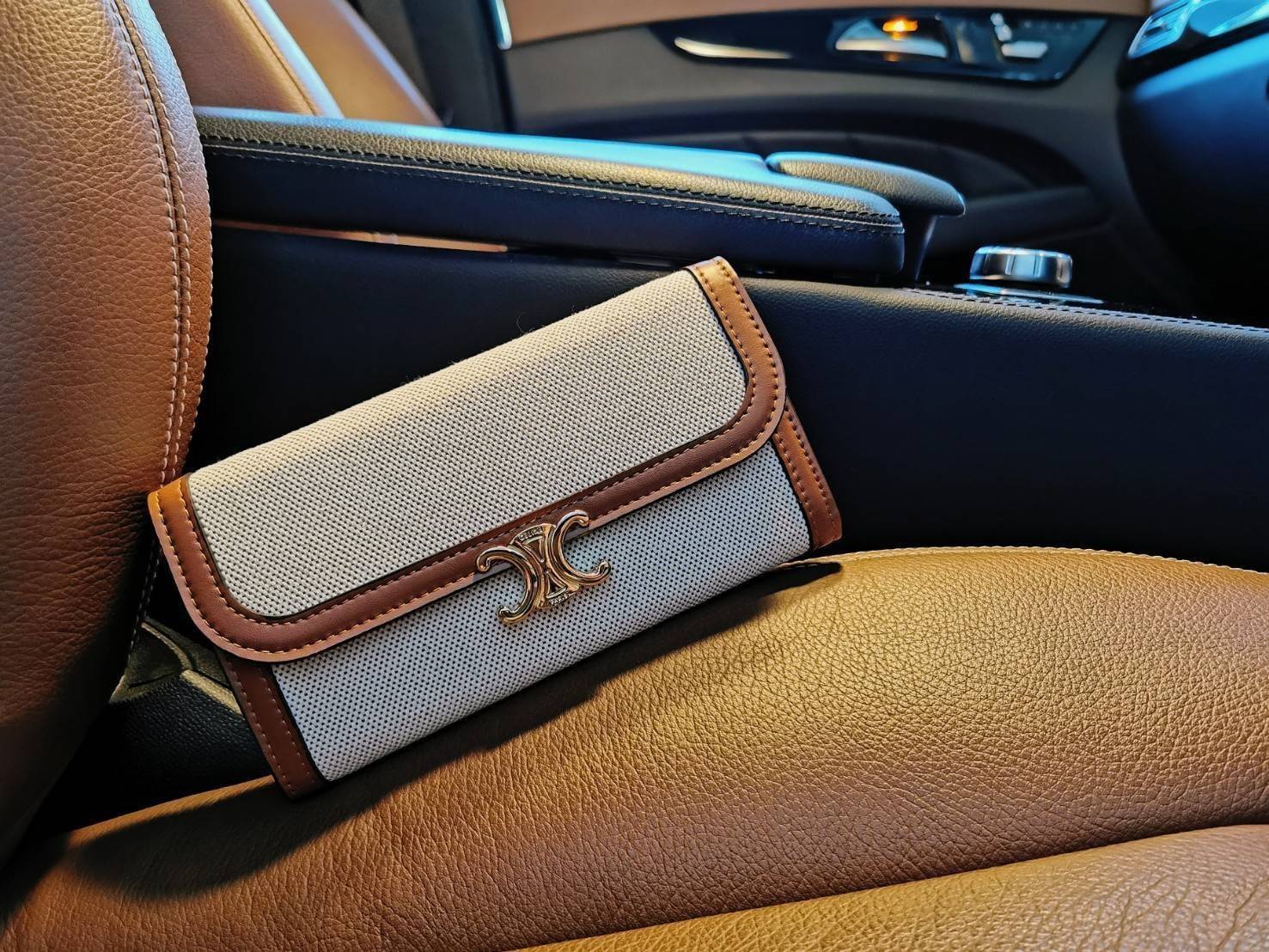 พรีเมี่ยมกิ๊ฟแท้ 100% 】CELINE LONG WALLET BAG VIP GIFT WITH PURCHASE-GWP กระเป๋าพรีเมี่ยมกิ๊ฟ Limited จาก CELINE HAUTE PARFUME DUTYFREE COUNTER วัสดุ Triomphe Canvas สวยอยู่ทรงเปิดปิดด้วยฝาปิดประดับโลโก้แบรนด์สีทองด้านหน้า ภายในมีช่องแบ่งเยอะมากค่ะ