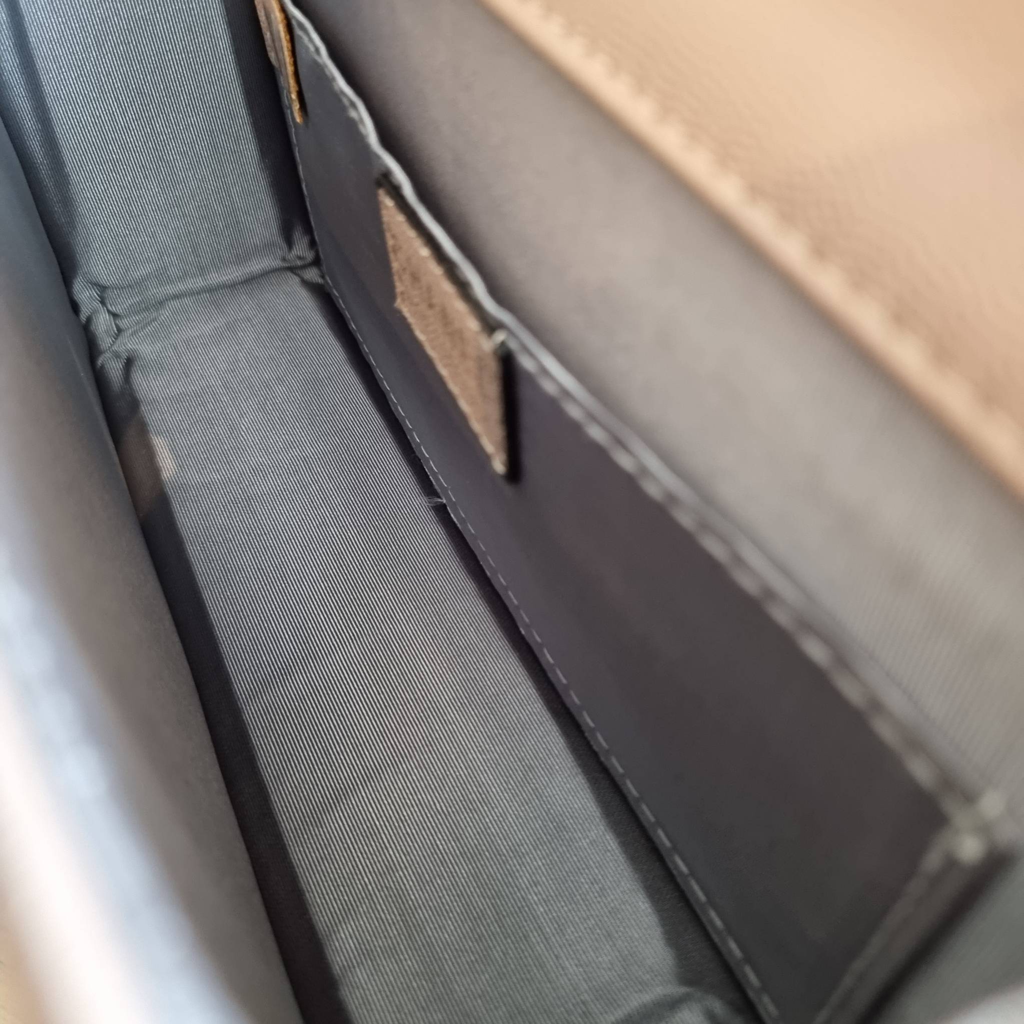 Chanel Boy 10" พร้อมส่งที่ไทย รุ่นสุดฮอต อะไหล่สีทองสุดหรู วัสดุหนังลายคาร์เวีย ทรงคลาสสิคที่สาวๆห้ามพลาด!! ในราคาสุดคุ้ม เปิด-ปิดกระเป๋าด้วยตัวล็อค ภายในโล่งกว้าง ไซส์ใหญ่ใส่ของได้เยอะ มีช่องแยกในกระเป๋า มาพร้อมสายสะพายโซ่สลับหนังรองบ่า (ถอดได้-ปรับ