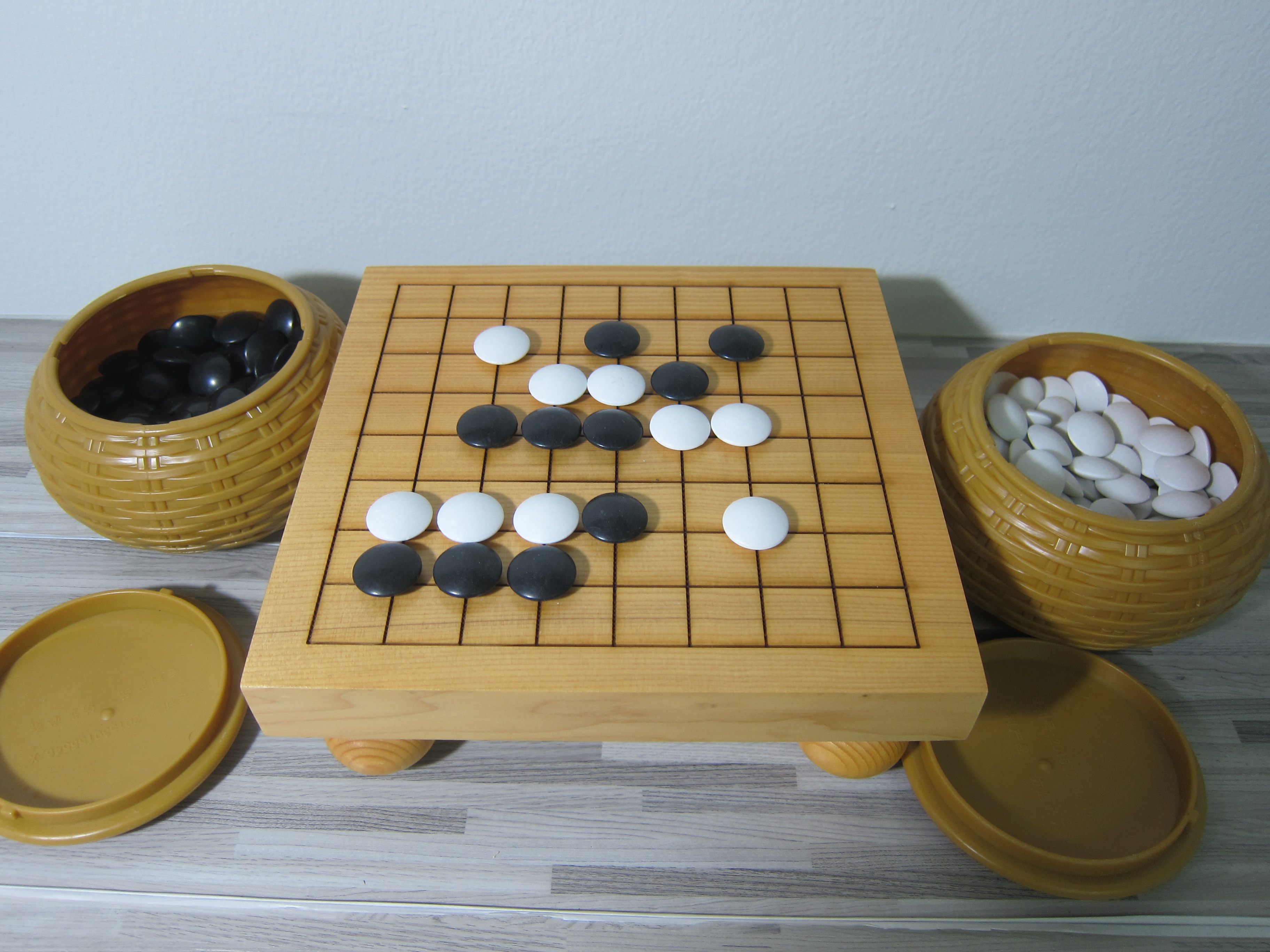 ชุดหมากล้อมกระดาน9เส้นแบบมีขาตั้งพร้อมเม็ดหมาก