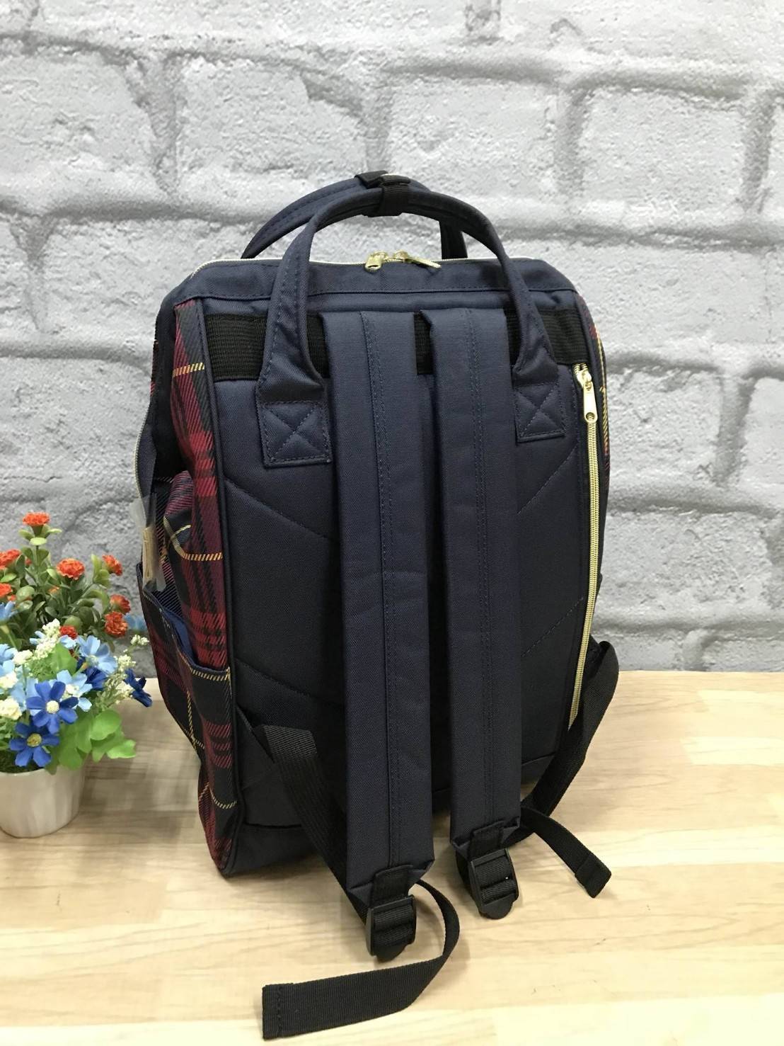 Anello Scottish Canvas Rucksack รุ่นใหม่ชนช้อปญี่ปุ่นกันไปเลยคร้า !!! เป้ขนาดไซส์ Classic วัสดุ ผ้าแคนวาส มีช่องซิปด้านหน้า มีช่องเก็บของด้านข้างทั้งสองด้าน ที่หูจับมีตัวล้อค มีโครงที่ปากกระเป๋า มีซิปด้านหลังเพื่อหยิบจับของภายในด้านหน้าผ้าลายสก็อต ลงตัวกั