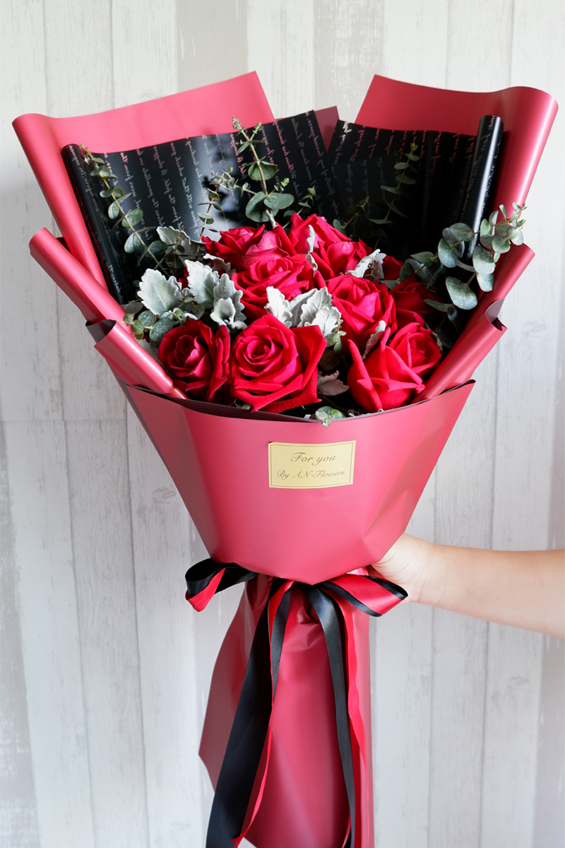 ช่อกุหลาบแดง ห่อช่อโทนแดงดำ