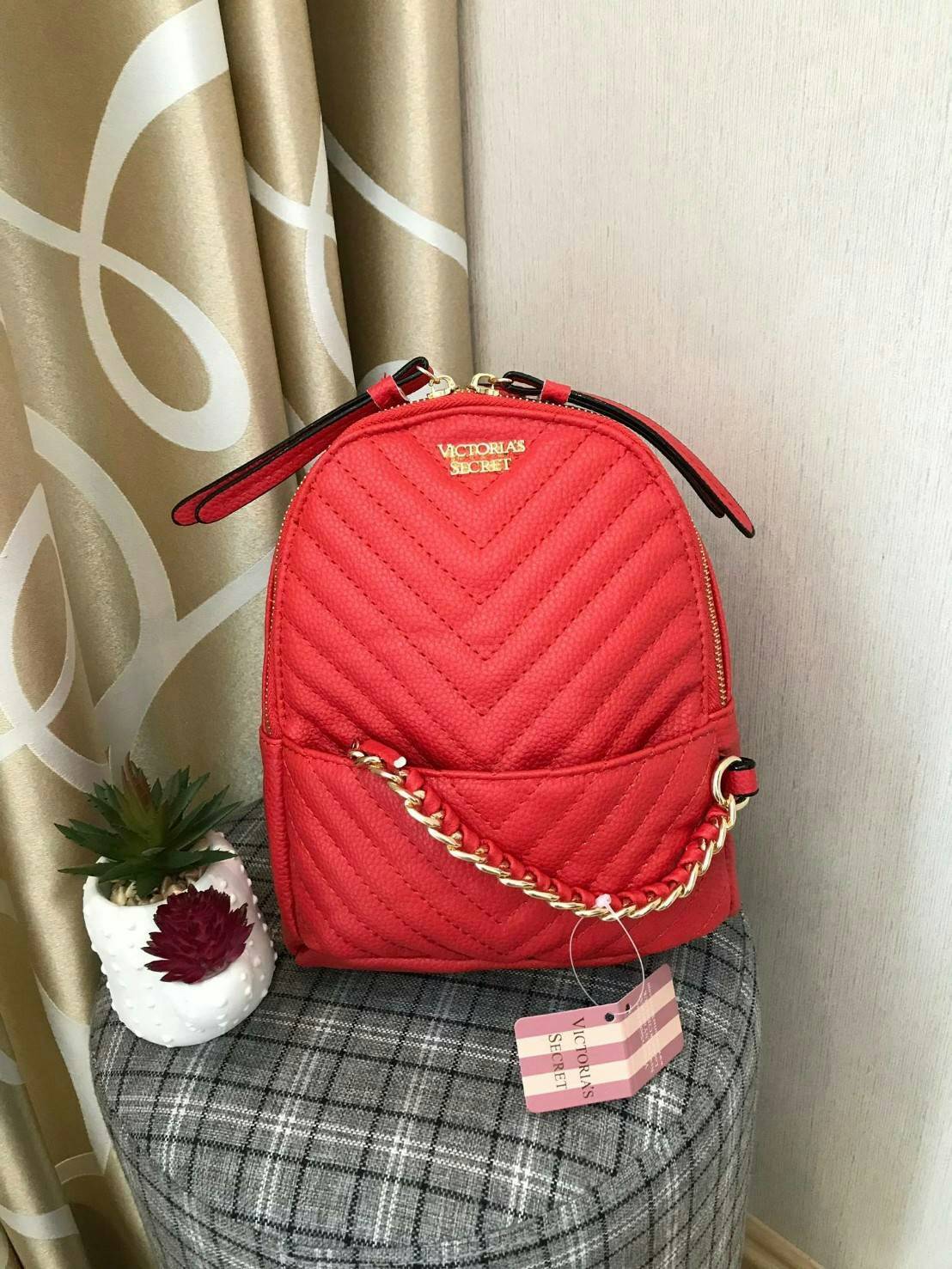 Victoria’s Secret Pebbled V-Quilt Small City Backpack กระเป๋าเป้สไตล์คลาสสิค วัสดุลายหนังแกะเทียม หนังนิ่ม เปิดปิดด้วยซิปคู่ ภายในบุผ้าสกรีนโลโก้ ใส่มินิไอแพค กระเป๋าสตางค์ยาวได้ สายสะพายโซ่ต่อหนังปรับระดับได้ ด้านหน้ามีช่องซิปร้อยหนังเส้นยาวดูมีดีเทล สะพ