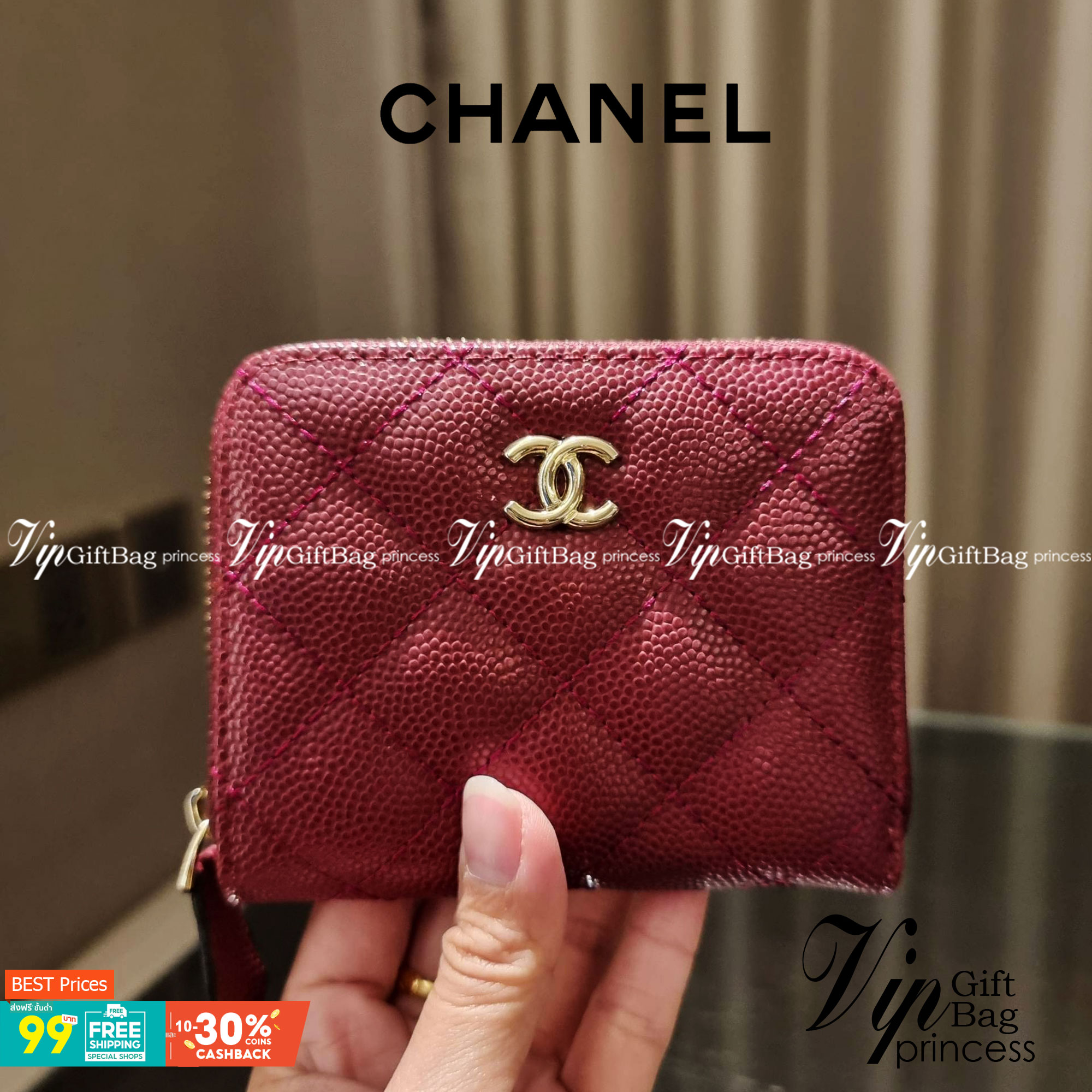 กระเป๋าสตางค์ใบสั้นรุ่นซิปรอบ จาก Chanel เรียบหรู ดูไฮน์ วัสดุหนังสังเคราะห์ลายคาร์เวีย ด้านในเป็นหนังซาฟเฟียโน่ เปิด-ปิดด้วยซิป รูดใช้งานง่าย ภายในกระเป๋ามีช่องใส่บัตร ใส่ธนบัตรได้ (แบบพับ) ดีไซน์เรียบหรูตามสไตล์ ใช้แล้วเฮง ใช้แล้วรวย จัดเลยจ้าา 🥰