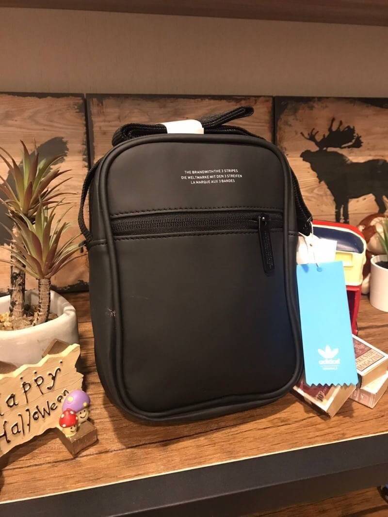 Adidas 3d airliner crossbody bag กระเป๋าสะพายในแนวตั้งเพิ่มลุคช์ให้คุณดูดี เปิดปิดด้วยซิปปั้มโลโก้แบรนด์ ภายในช่องใหญ่มีช่องซิป1ช่องแยกเป็นสัดส่วน สามารถสะพายเป็นสายคู่หรือสายเดี่ยวได้ ด้านหน้าและด้านหลังเพิ่ม1ช่องใส่ของจุกจิก สายซิปrubber กันน้ำซึมผ่านได