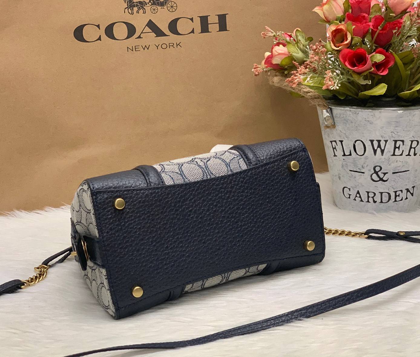 COACH LARK BAG 19 IN SIGNATURE JACQUARD พร้อมส่งที่ไทย สวยก่อนใครแน่นอนค่ะ กระเป๋าสะพายข้าง//ครอสบอดี้ร์ วัสดุหนังแท้+Jacqurd ได้ลงตัวสวยงามมากๆค่ะ มีช่องใส่ของจุกจิกทั้งด้านหน้าและหลัง ;เปิดปิดกระเป๋าแบบซิปคู่ ภายในสามารถใส่กระเป๋าเงินใบกลางได้;มือถือได้