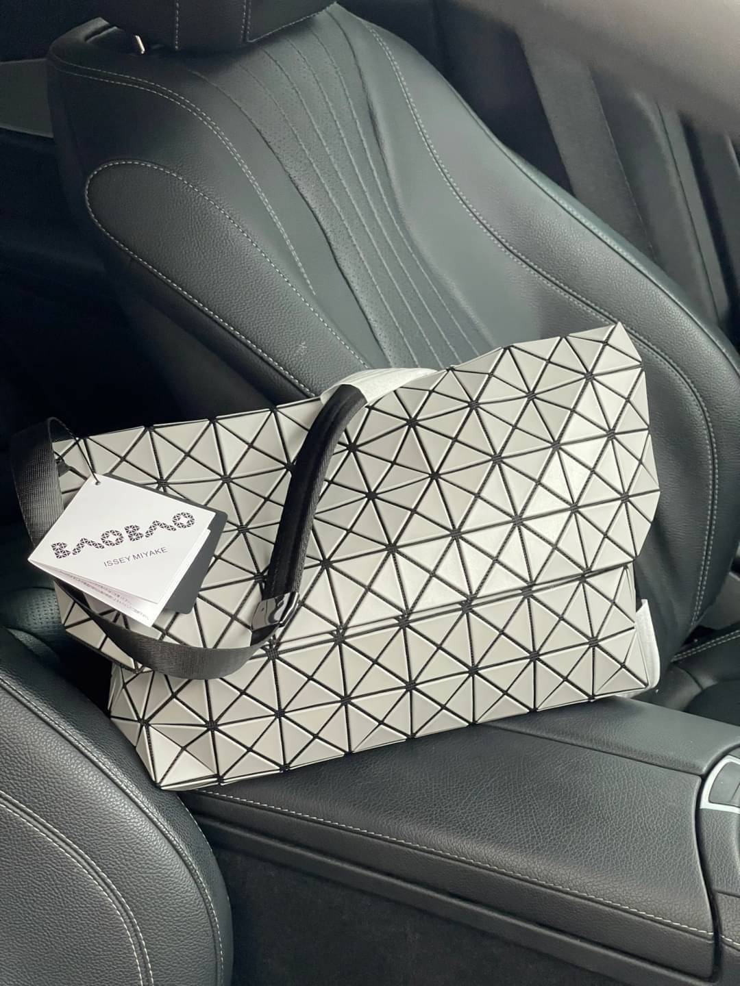 Baobao Issey Miyake Prism Sac ชาวมินิมอลทั้งชายและหญิงต้องถูกใจรุ่นนี้ เพราะ Prism Sac เป็นกระเป๋าแบบ unisex ที่มาพร้อมกับความเรียบง่ายของวัสดุเนื้อแมตต์ แต่ให้ลุคสไตล์เท่แบบคูลๆ โดดเด่นด้วยดีไซน์ที่ออกแบบมาให้ใช้งานที่ง่าย ตอบโจทย์ทุกสถานการณ์ฝาพับแบบเปิ