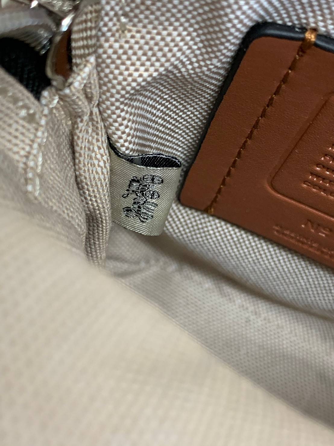 New arrival! Limited edition📌 COACH X JEAN-MICHEL BASQUIAT CROSSBODY ((7049)) 🌈อีกรุ่นที่ต้องมี ห้ามพลาด ดีไซด์จาก Michel Basquiat ค่ะ กระเป๋าสะพายครอสบอดี้ร์ ใช้ได้ทั้งชาย//หญิง ค่ะรุ่นนี้ หนังแท้อย่างดี ลายหนังสวยงามมากๆค่ะ! 🔺จุด