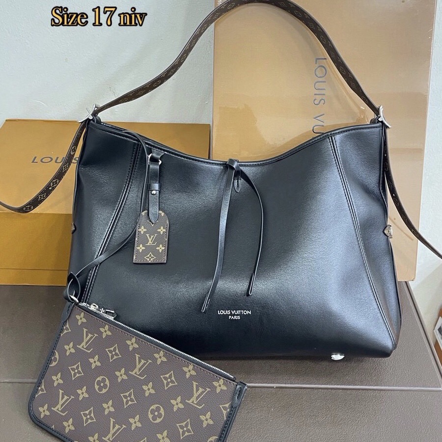 LV CarryAll Vibe MM ใหม่ล่าสุด กระเป๋าสะพายทรงโท้ทใบใหญ่ สวยหรูดีไซน์เรียบง่ายคลาสสิค ดูผู้ดี มาพร้อมใบลูกลายโมโนแกรมสุดไอคอนิก รูปทรงสวยตลอดกาล ใช้ได้กับทุกลุค ทุกโอกาส ภายในโล่งกว้างมาก ใส่ของสำคัญได้ครบแน่นอนจ้า