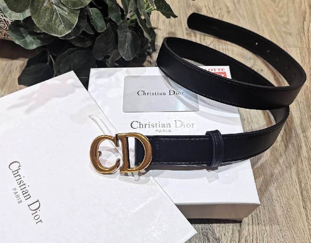 Christian Dior Belt Embossed "CD" 3D Logo VIP Gift With Purchase (GWP) เข็มขัดหนังแท้พรีเมี่ยมกิ๊ฟ Limited จาก Christian Dior Perfume Dutyfree ดีไซน์สุดคลาสสิคสไตล์ Vintage วัสดุ 3D Gold metal สายหนังสีดำปรับระดับได้ เข้าได้กับทุกลุ๊คสไตล์การเเต