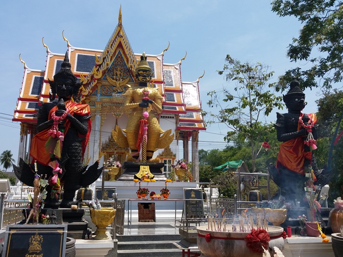 ผ้ายันต์สีแดง(ผืนกลาง)ท้าวเวสสุวรรณ วัดจุฬามณี กว้าง 15 ซม.( 6นิ้ว ) X สูง 22 ซม.( 9 นิ้ว )ค่ะ