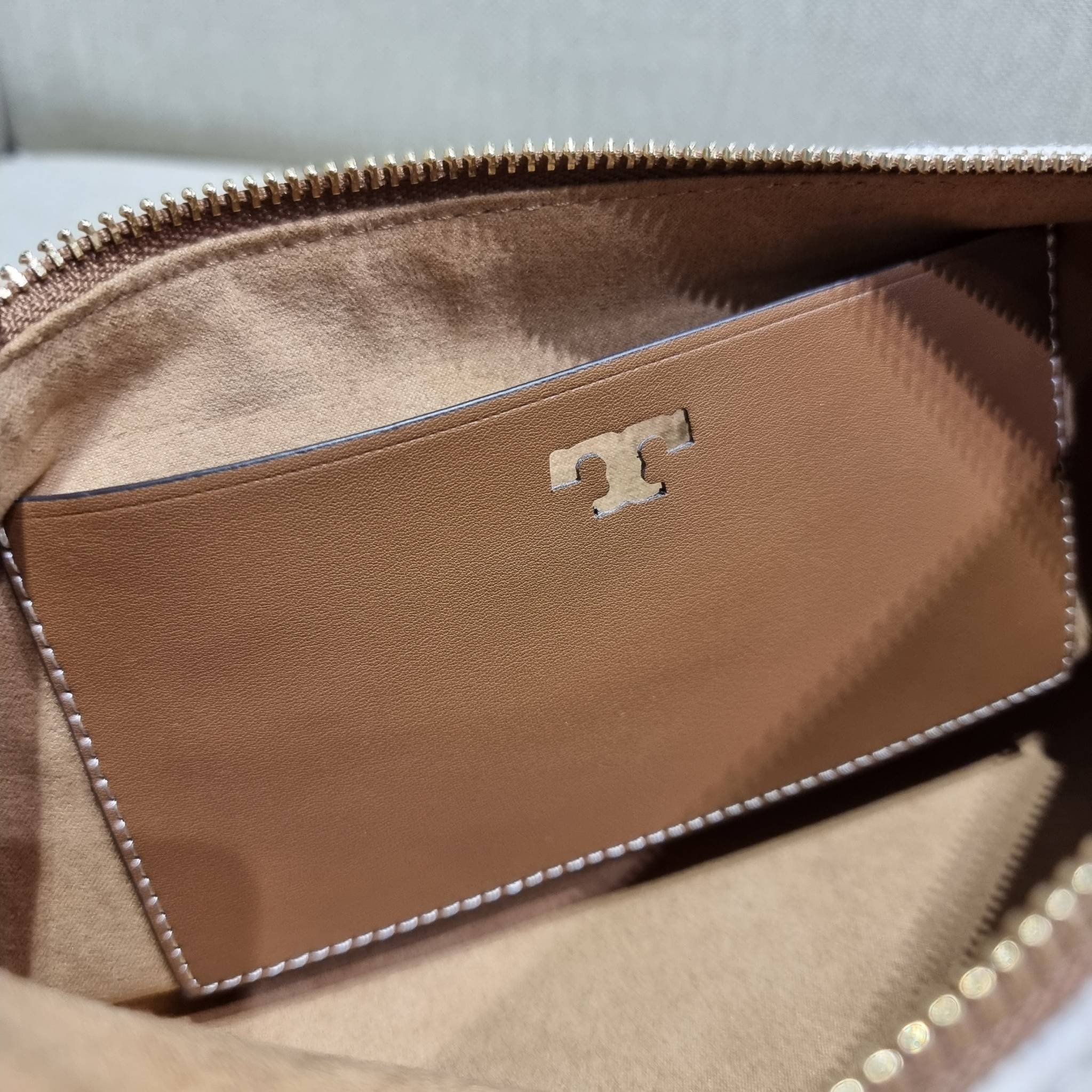 TORY BURCH MCGRAW CANVAS WEDGE กระเป๋าสะพายไหล่ ทรงสวยไม่ซ้ำ ไม่เกร่อ!! สะดวกใช้งาน ดีไซน์เรียบแต่แฝงความหรู และคลาสสิคในตัว วัสดุผ้าแคนวาสตัดสลับหนังแท้ สวยคม เปิด-ปิดด้วยซิป ภายในเป็นช่องโล่ง มีช่องย่อยเก็บบัตร มาพร้อมสายสะพายในตัว ปรับได้อีกเล็กน้อย ไอ