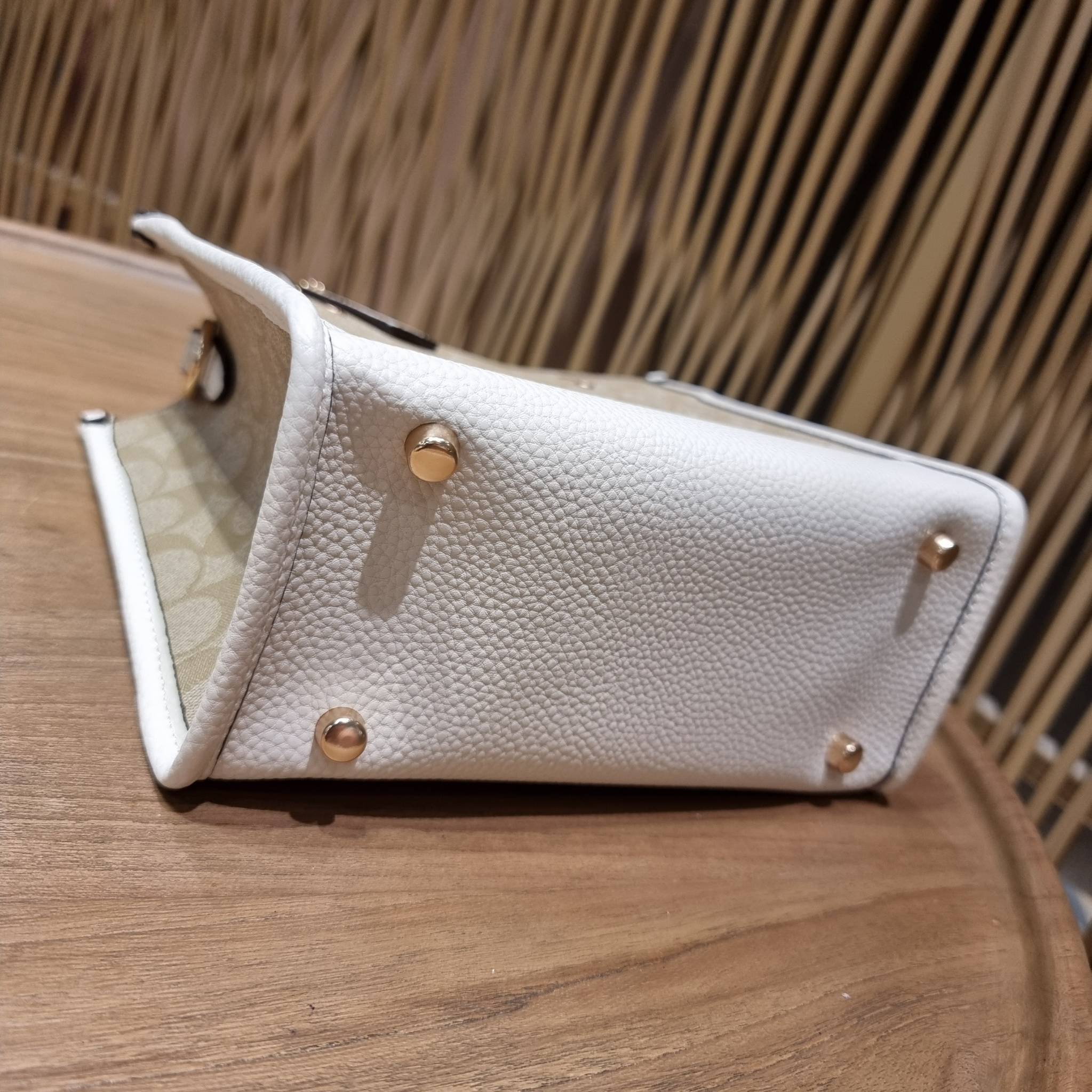 OUTLET 】COACH C5122 DEMPSEY TOTE 22 IN SIGNATURE CANVAS แรงดี กระหน่ำยอดสั่งซื้อมากจ้าแม่!! กระเป๋าทรงโท้ท 22 ที่ขนาดน่ารักน่าใช้มากๆ สาวๆถูกอกถูกใจกันนับไม่ถ้วน!! ฟังก์ชั่นการใช้งานสะดวกที่สุด มีทั้งสายคล้องในตัว และสายครอสบอดี้ ดีไซน์คลาสสิคเรียบหรู วัส