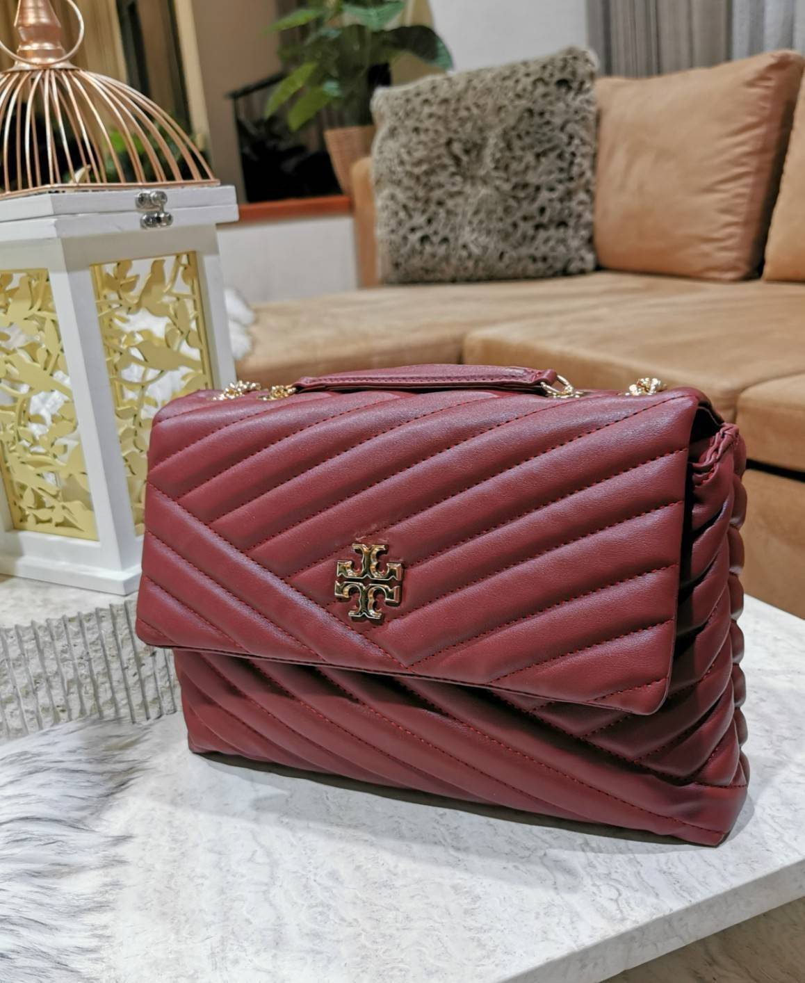 OUTLET ของแท้ 💯% 】Tory Burch Factory Outlet Quilted Chain Crossbody Sling Bag กระเป๋าสะพายรุ่นแนะนำจาก Tory Burch Factory วัสดุหนังแกะสังเคราะห์ขึ้นลายริ้วหนังนิ่มสวยอยู่ทรง ดีไซน์ยอดนิยมสวยน่าใช้