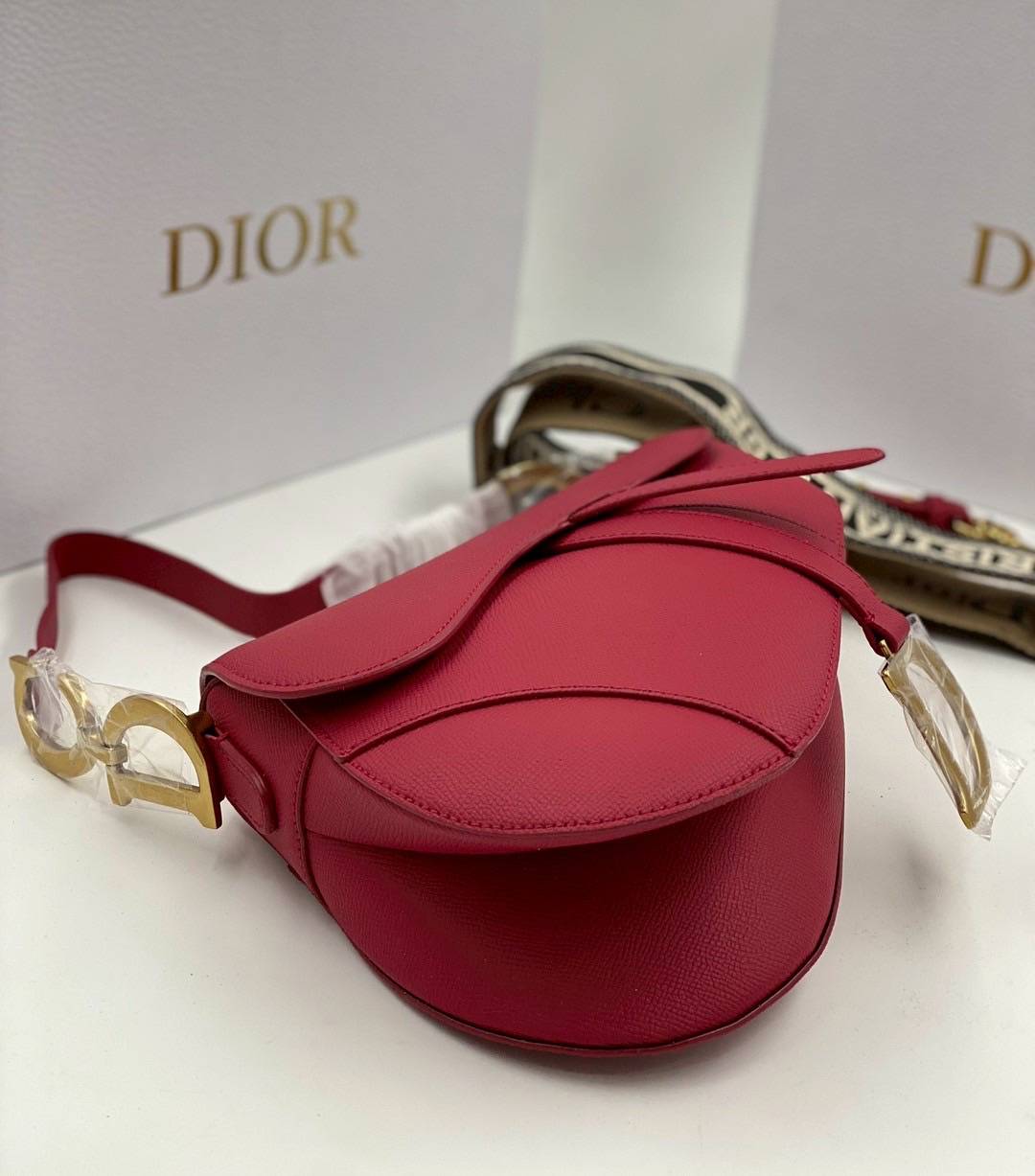 ORI หนังแท้ | DIOR Saddle Bag with Strap Grained Leather กระเป๋าถือ/สะพายทรงอานม้า รุ่นยอดนิยมที่มีเอกลักษณ์สวยงามเหนือกาลเวลา ลูกเล่นห้อยด้วยตัวอักษร D ตรงหูหิ้วมีกิมมิค CD สวยหรูดูแพง