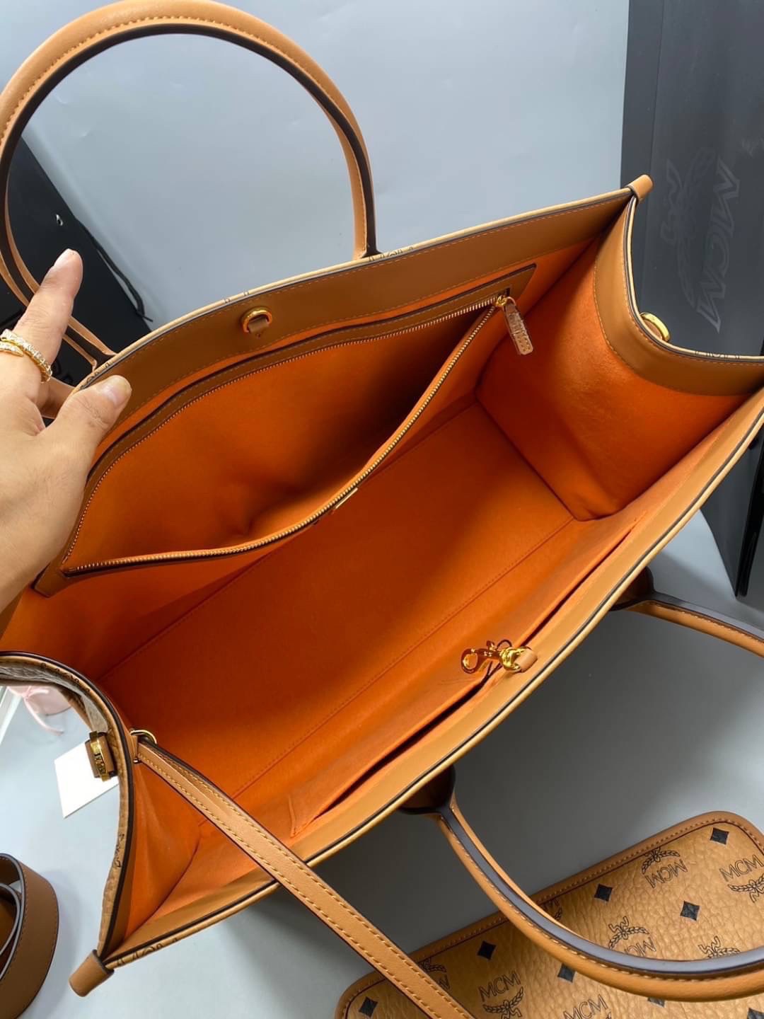 M.C.M München Tote in Visetos and nappa leather / M.C.M Extra-large tote bag 43cm กระเป๋าโท้ทใบใหญ่ จุๆ ไปเลย ใส่ของได้เยอะมาก พร้อมกระเป๋าใบเล็ก รูปทรงสวย ถือไปทำงาน สะพายไปเที่ยวได้สวยๆเลยค่ะ