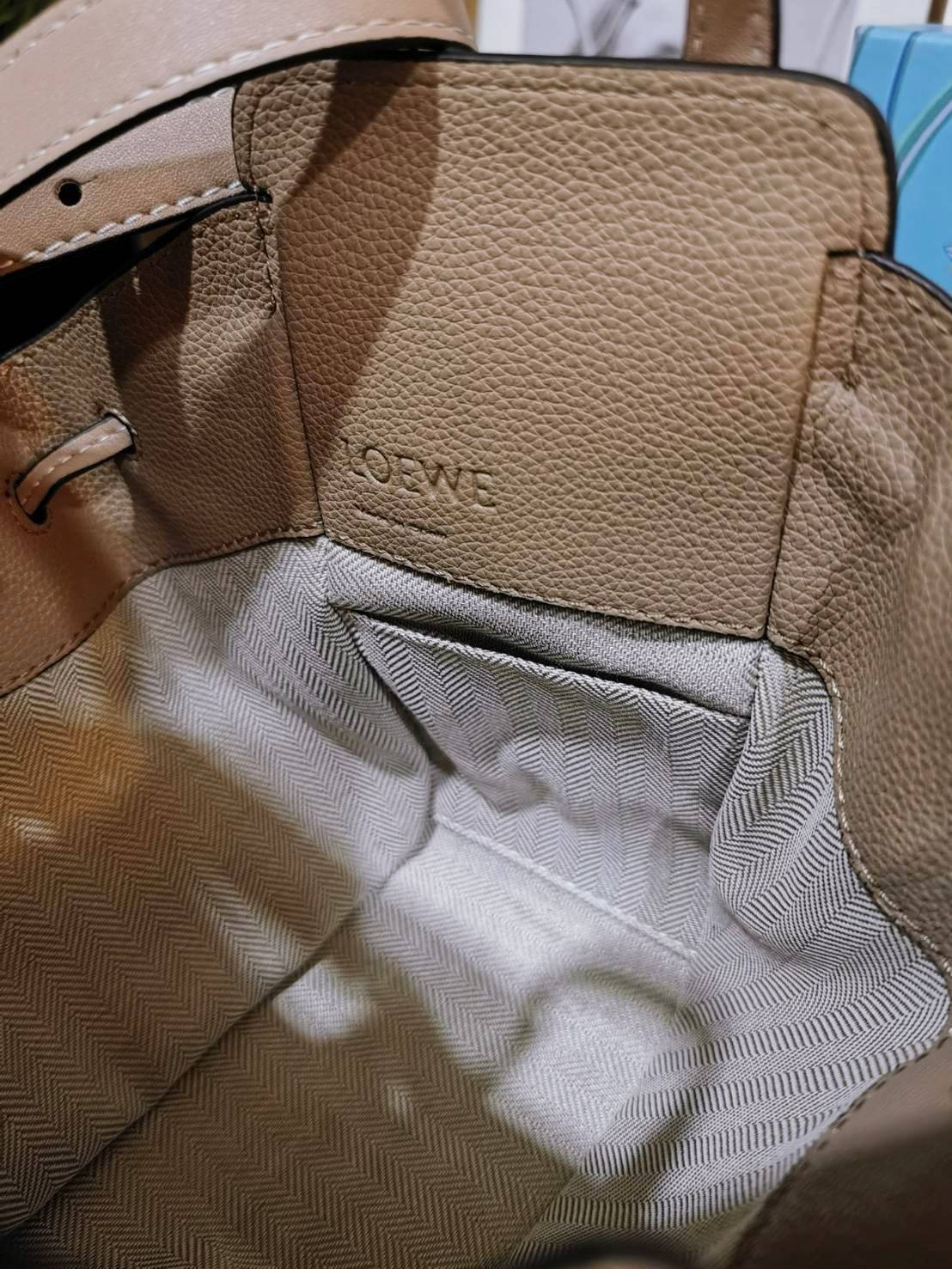 LOEWE HANDLE & SHOULDER BAG GIFT WITH PURCHASE (GWP) กระเป๋าถือหรือสะพายหนังแท้พรีเมี่ยมกิ๊ฟ Limited จาก LOEWE PERFUME DUTYFREE รุ่น Rare items สุดๆวัสดุหนังแท้ Calfskin หนังสวยดีไซน์คงเอกลักษณ์แบรนด์ สามารถปรับใช้ได้หลายทรงด้านข้างมีหูรูดปรับขยายทรงได้ภา