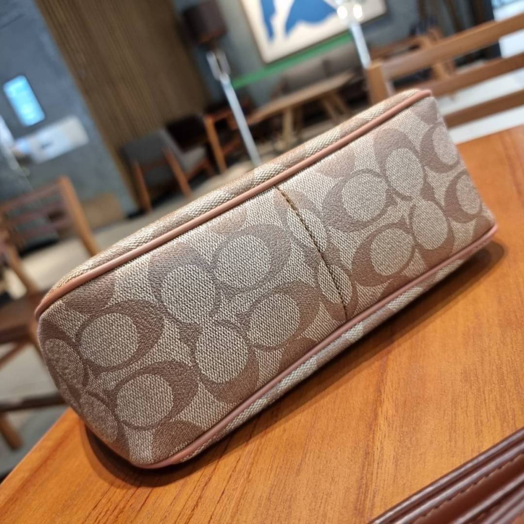 COACH F58321 TOP HANDLE POUCH อีกรุ่นฆ่าไม่ตาย!! 😎 ขายดีขายหมด ขายรวยขายปังๆ!! กระเป๋าพอชจากโค้ช ทรงใช้งานง่าย สะดวก กะทัดรัด วัสดุหนังแคนวาสเคลือบคุณภาพดี มาพร้อมสายคล้องในตัว และสายสะพาย crossbody ปรับเปลี่ยนได้ตามสไตล์ อีกหนึ่งไอเท็มที่สาวๆต้อง