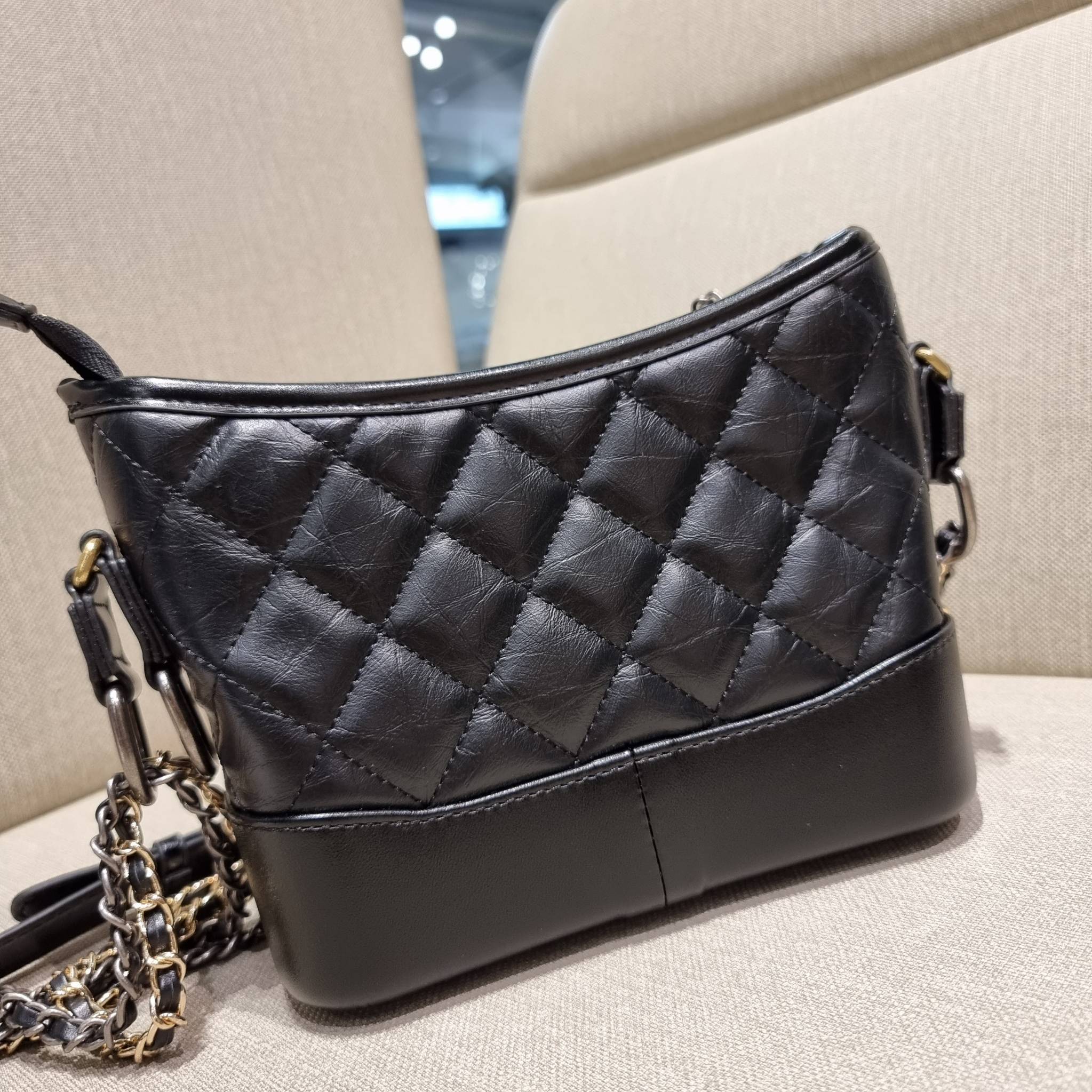 9" CHANEL SHOULDER BAG / CHANEL GABRIELLE HOBO BAG ไซส์คลาสสิค กระเป๋าสะพายข้าง/ไหล่ หนังแท้ นิ่ม หรู มาพร้อมพวงกุญแจสัญลักษณ์แบรนด์ อะไหล่พร้อมโซ่สะพายสีทองสลับสีเงินรมดำ สามารถสะพาย crossbody หรือสะพายไหล่ได้หมด สะพายแล้วขับผิวมากๆ เปิด-ปิดกระเป๋าด