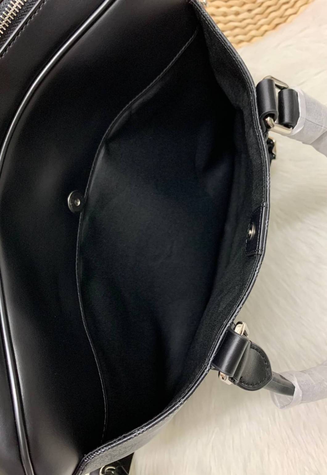 COACH PERRY SLIM BRIEF IN SIGNATURE พร้อมส่งสำหรับคุณผู้ชายค่ะ! กระเป๋าใส่เอกสาร หิ้ว//สะพายข้างหรือครอสบอดี้ร์ได้ค่ะ วัสดุหนังแท้หนังนิ่ม สวยงามค่ะ