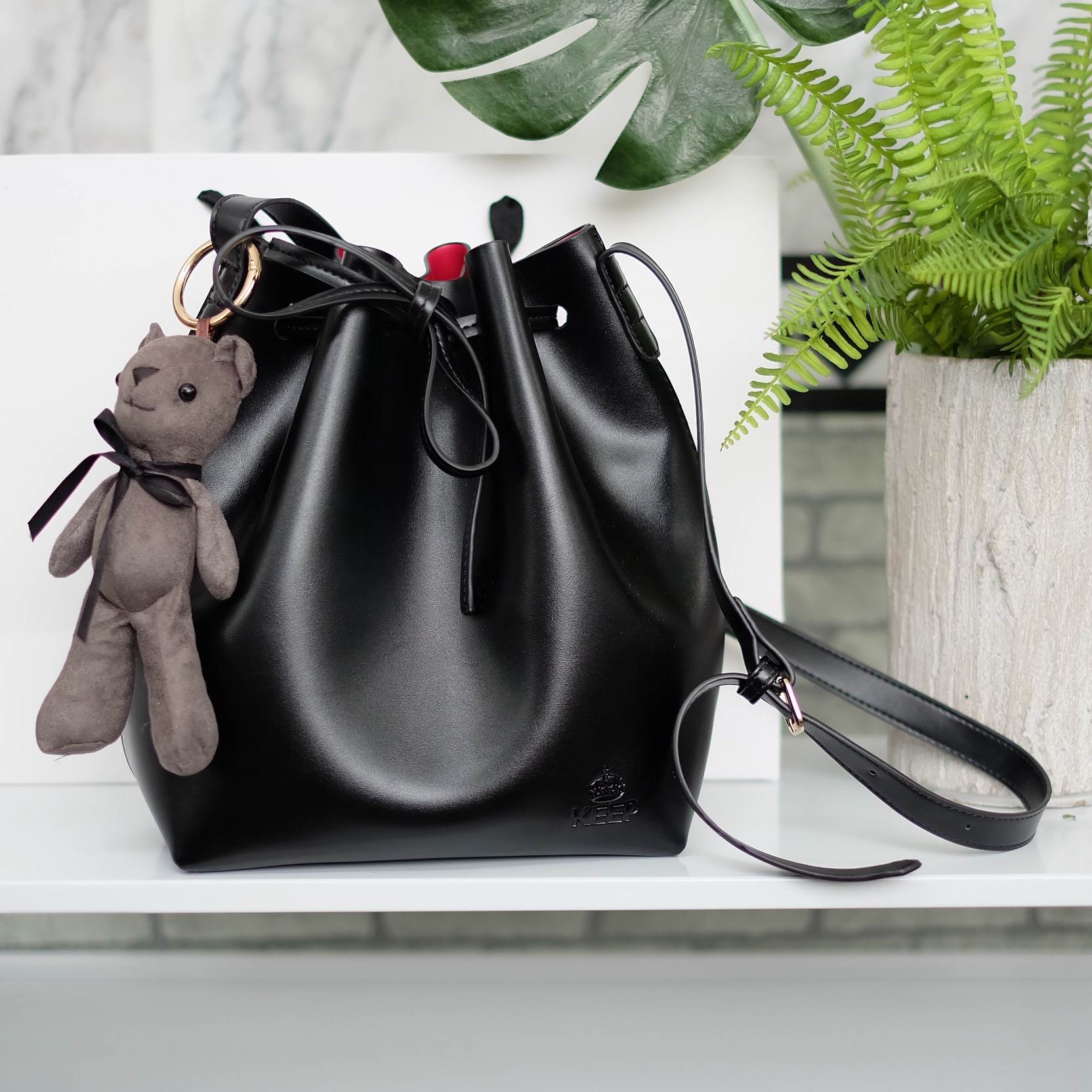 รุ่นใหม่ล่าสุด สวยมากๆค่า รุ่น New KEEP classy bucket bag with bear 🐻 key ทรงเก๋ สวย น่ารัก ขนาดตอบทุกโจทย์การใช้งาน เห็นแล้ว #หลงรักเลยคะ #ใบนี้ซื้อ1ได้ถึง3เลยค่า 🌲ตัวกระเป๋าขนาดกำลังดีหนังเนื้อดีมากๆคะ ดูแลรักษาง่าย ด้านในสีแดง มีกระเป๋าใบ
