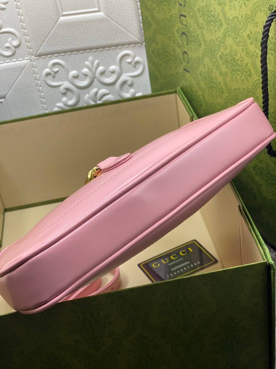 VIP GIFTbag 】หนังแท้ GUCCI Jackie 1961 mini shoulder bag กระเป่ารุ่นฮิตจาก Gucci ต้องบอกเลยว่าสำหรับสาวๆหลายคนนั้น ที่ชื่อชอบ หรือเป็นสาวกกลับแบรนด์อย่าง Gucci ต้องบอกเลยนะว่าสำหรับรุ่นนี้ห้ามพลาดไปทีเดียว บอกว่าได้เป็นตำนานควาวินเทจได้อย่างดี โดยขนาดของต