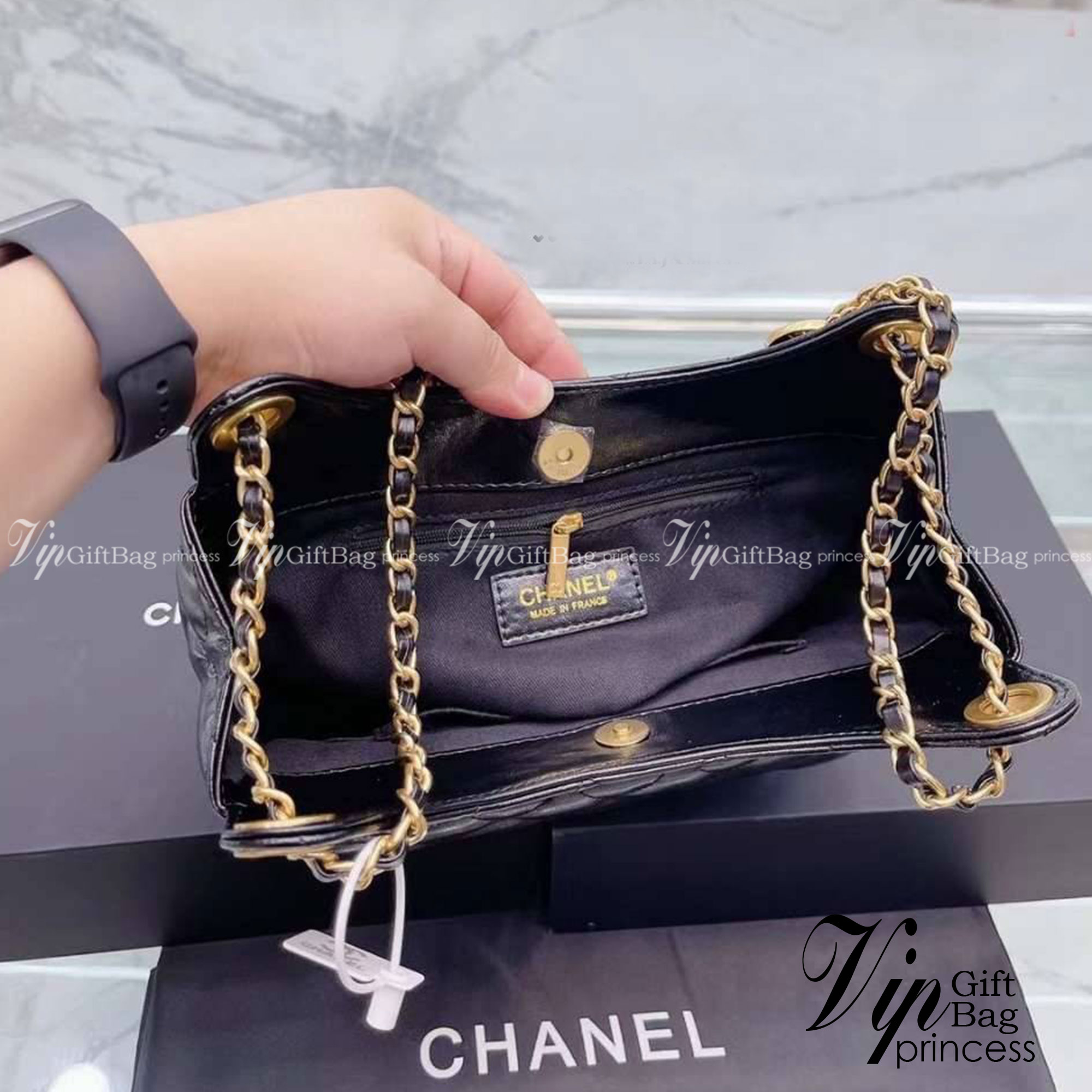 CHANEL SMALL HOBO BAG ใหม่ล่าสุดก่อนใคร กับคอลใหม่ลุคลูกคุณยอดฮิต Shiny Crumpled Calfskin & Gold-Tone Metal ตอบโจทย์ได้ทุกลุค ทุกไลฟ์สไตล์ ใช้งานได้ง่ายคล่องตัว กับกระเป๋าสะพายข้าง ปรับเปลี่ยนการใช้งานได้หลากหลาย ภายในเป็นช่องโล่ง สะพายไปเที่ยว ทำงาน ออกเ
