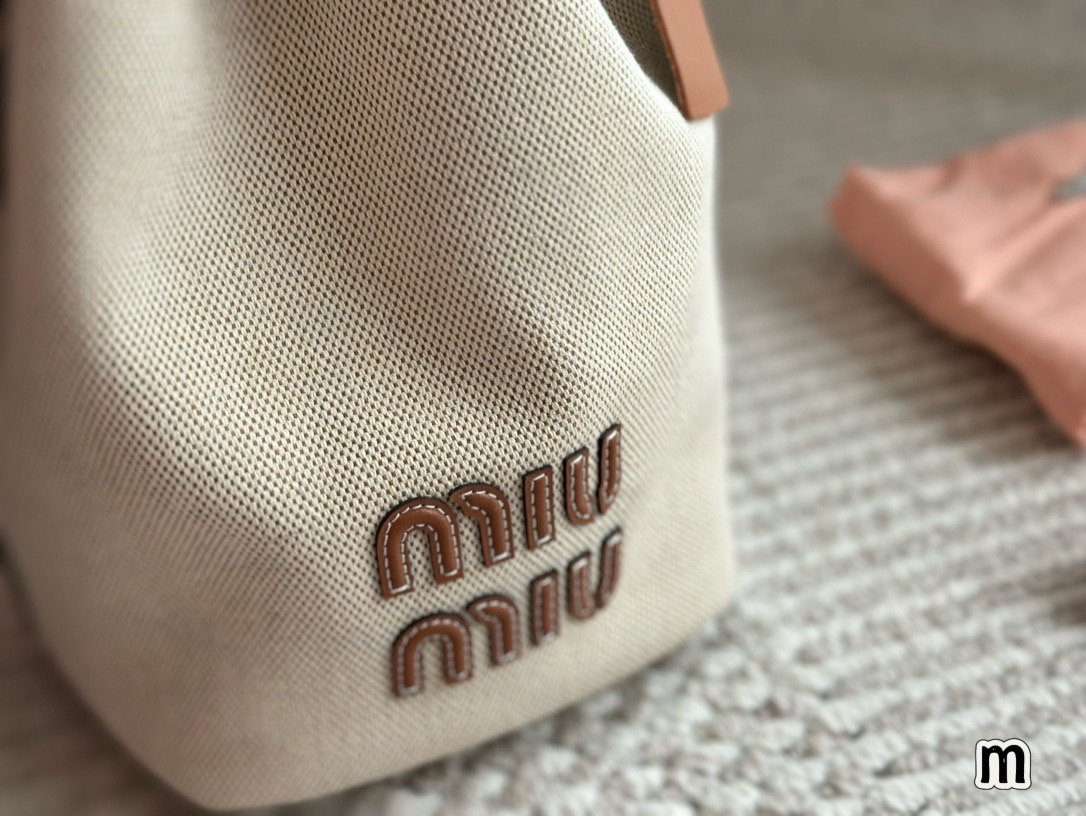 MIU MIU Canvas and leather bucket bag / MIU MIU Bucket Bag กระเป๋าทรงบัคเก็ต ผ้าแคนวาสอย่างดีตกแต่งโลโก้เพิ่มสัมผัสอันเป็นเอกลักษณ์