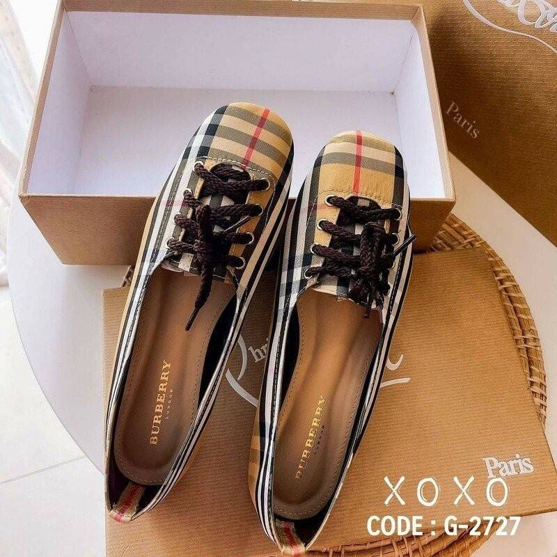 Burberry Flat Shoes คัชชูสไตล์ผ้าใบ ทรงเทย์ แมทส์ชุดง่าย สวมใส่ง่าย ผ้านุ่ม ทรงรองเท้ากว้าง ด้านหน้าเชือกถอดร้อยได้ วัสดุผ้าลายแบรนด์ งานจริง สวย เรียบร้อยมาก แนะนำค่ะ