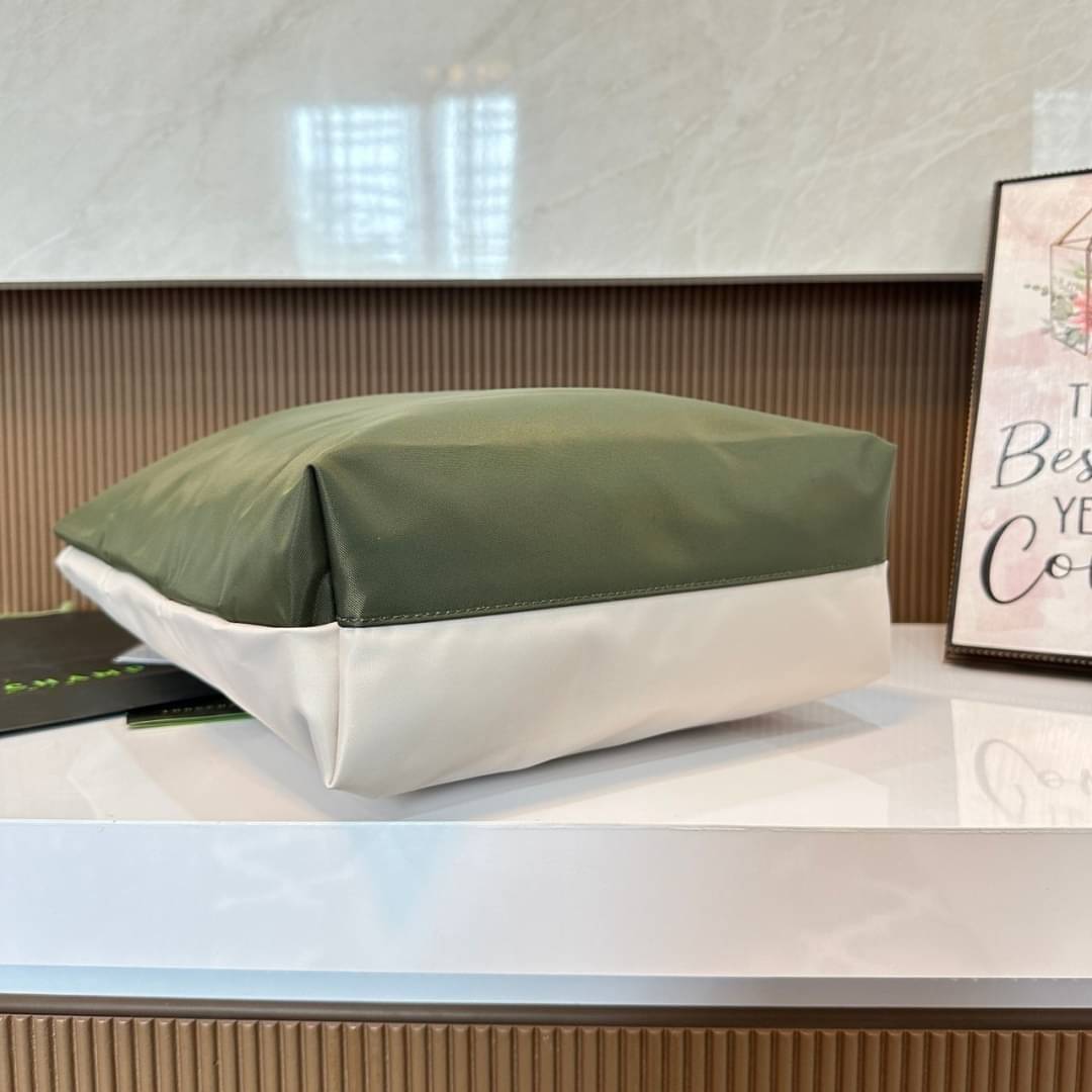 LONGCHAMP LE PLIAGE RE-PLAY TOP HANDLE BAG สินค้ารุ่นลิมิเต็ด collection สุดปัง ซื้อใบเดียวเหมือนได้2 ใบ กระเป๋าสะพายแนวตั้งที่กว้างขวาง มีเอกลักษณ์เฉพาะตัวแต่มีดีไซน์ที่น่าดึงดูด