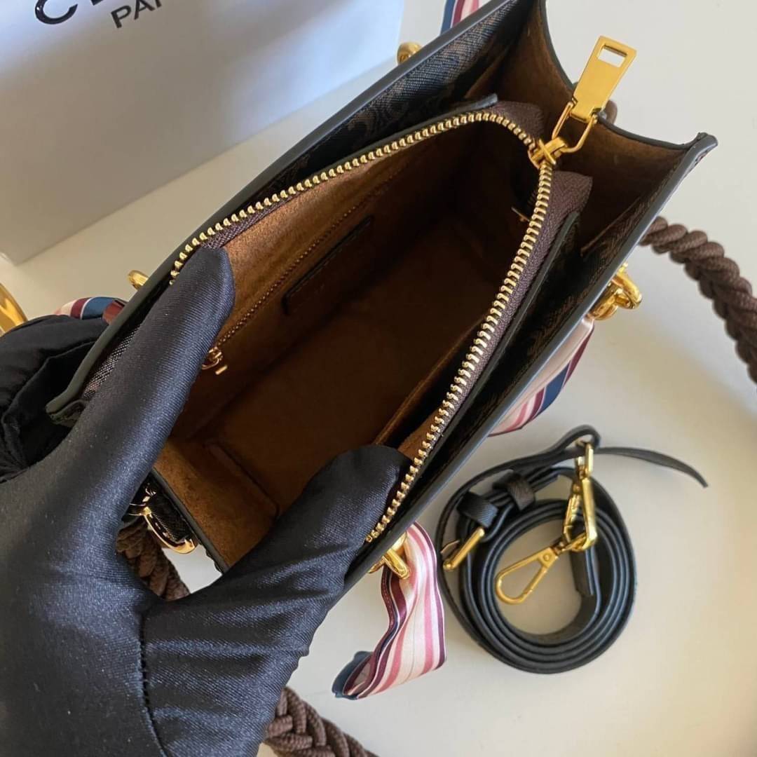CELINE Tote Bag / Celine Mini Vertical Cabas In Triomphe Canvas And Calfskin With Celine Print Tan พร้อมส่งที่ไทย!! ที่นี่ที่เดียว สวยน่ารักมากๆ ใช้งานดี ถือได้ สะพายได้ กระเป๋ารุ่นโท้ทที่ถามกันเยอะมาก บอกเลยน่ารักสุดๆ สายสะพายมีมาให้สองสาย สายหนัง สายเชื