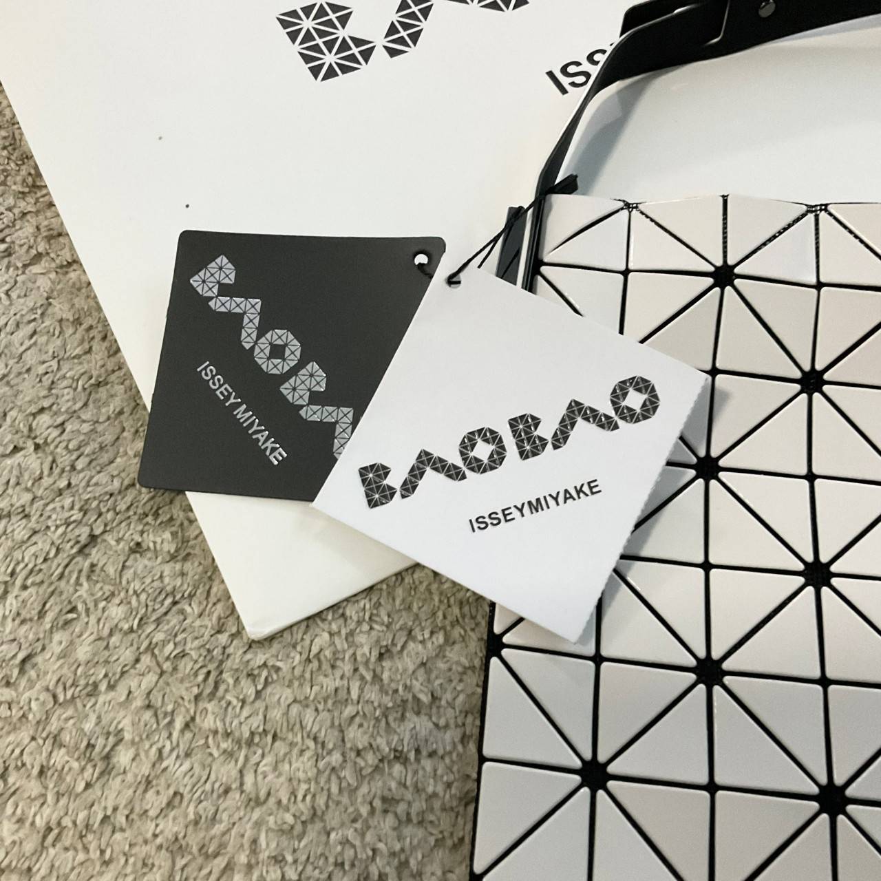 รุ่นใหม่ล่าสุด! พร้อมส่งที่ไทย! BAO BAO ISSEY MIYAKE BAGUETTE HANDBAG (LARGE) กระเป๋าสะพายไหล่จากทรงสวย วัสดุ 100% POLYVINYL CHLORIDE ด้านในใส่ของได้กำลังดีเลย ใส่ไอแพดมินิ กระเป๋าสตางค์ยาวได้ สมุดโน้ตได้สบายเลย วัยทำงานหรือวัยนักศึกษา อย่างน้อยต้องมีแบรน